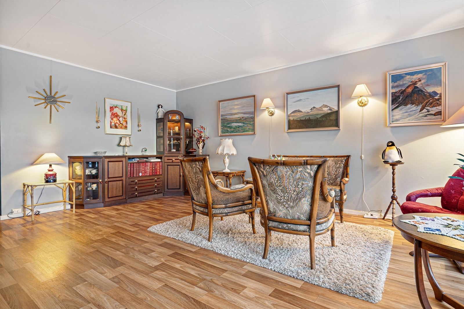 Romslig stue som byr på flere muligheter for møblering Galleribilde