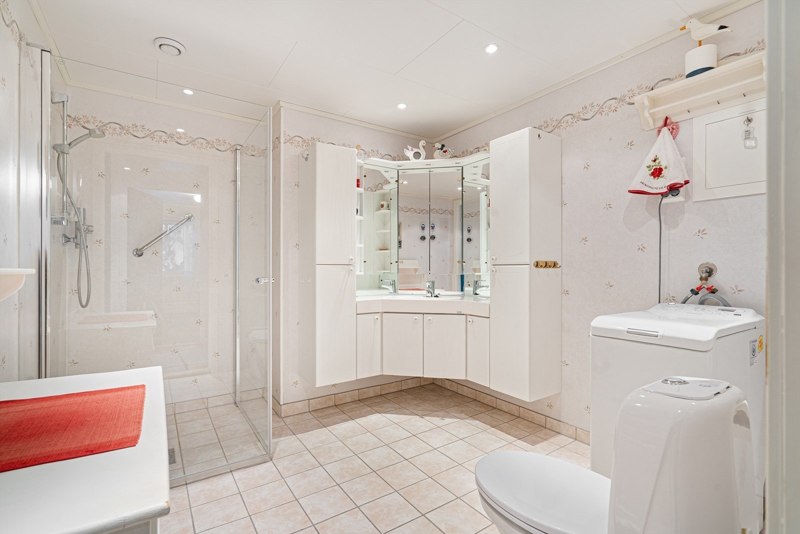 Stort flislagt bad med varmekabler og dusjhjørne. Galleribilde