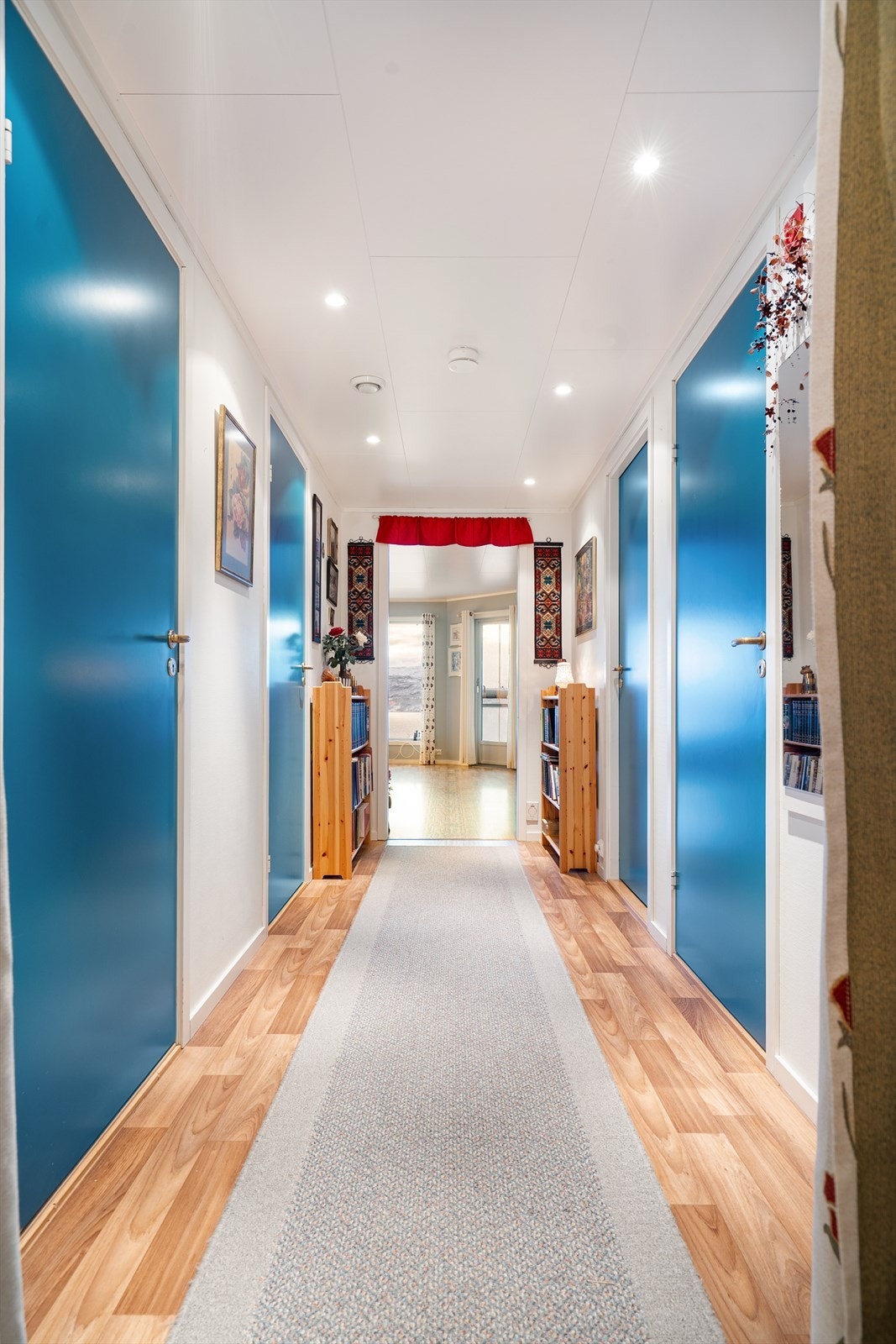 Lys gang med downlights i taket. Galleribilde