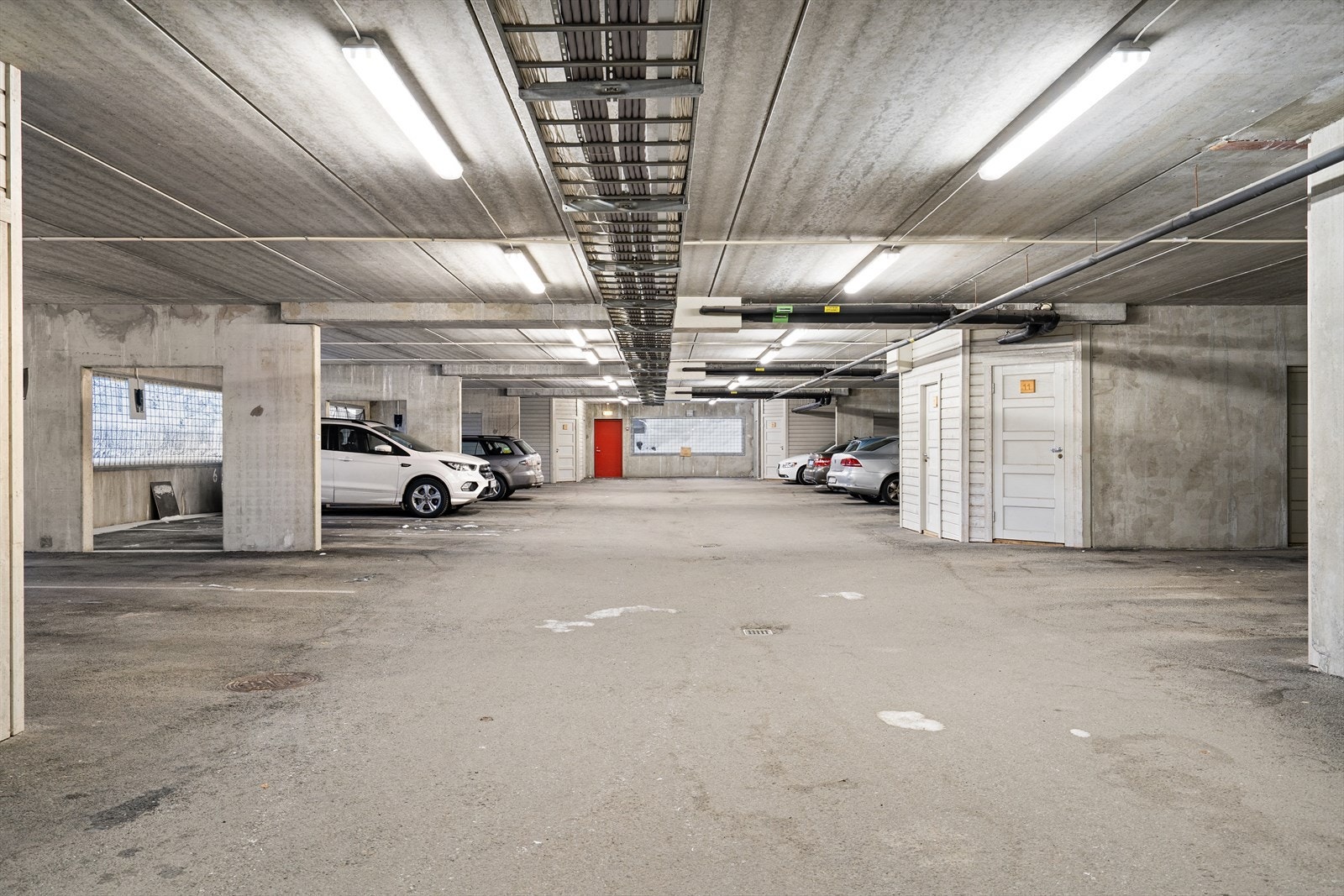 Leiligheten disponerer en biloppstillingsplass i felles garasje samt bod. Galleribilde