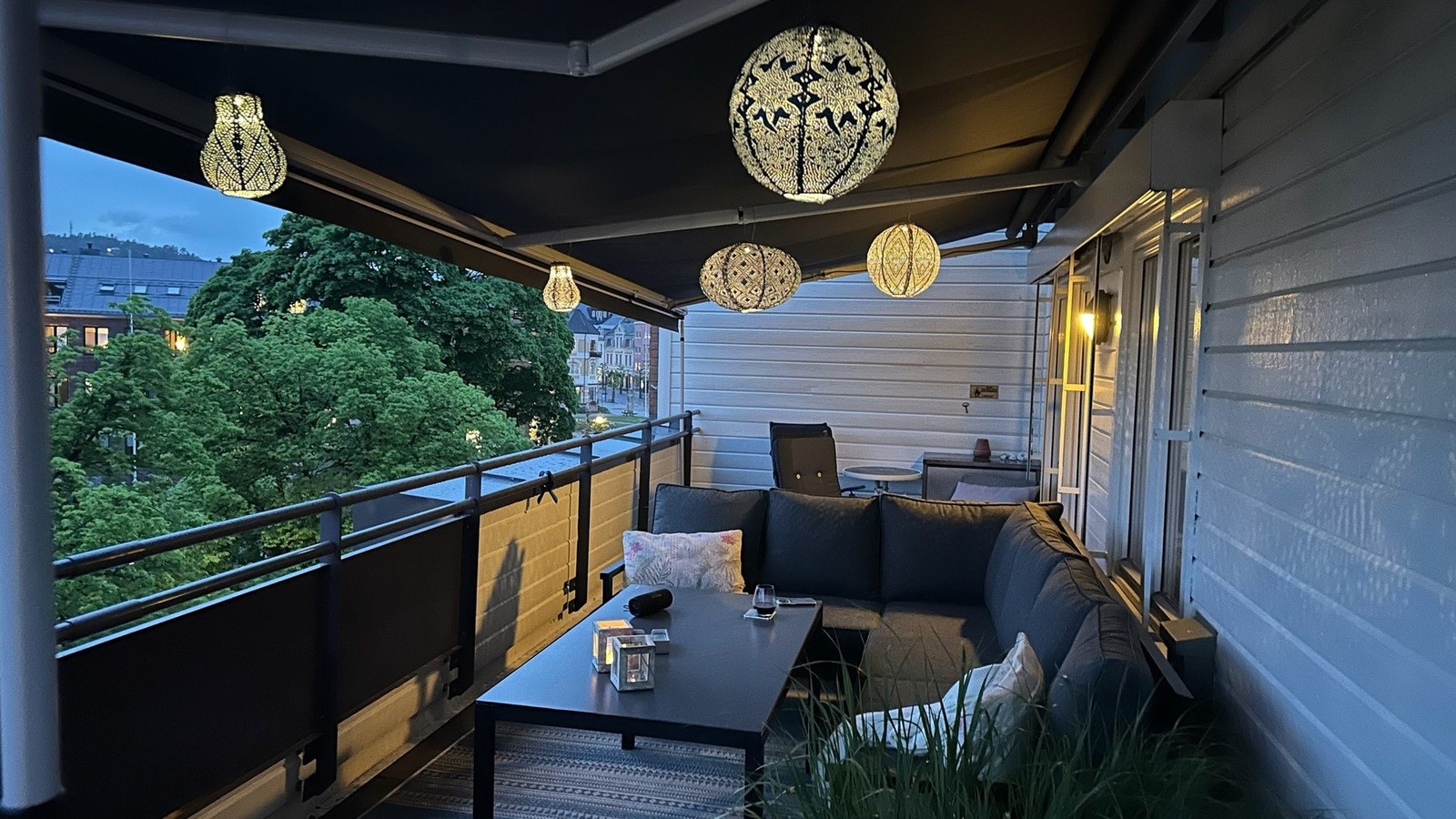 Stor terrasse med god plass til både spise- og loungegruppe - perfekt for lange sommerkvelder med utsikt mot grønne omgivelser. Galleribilde