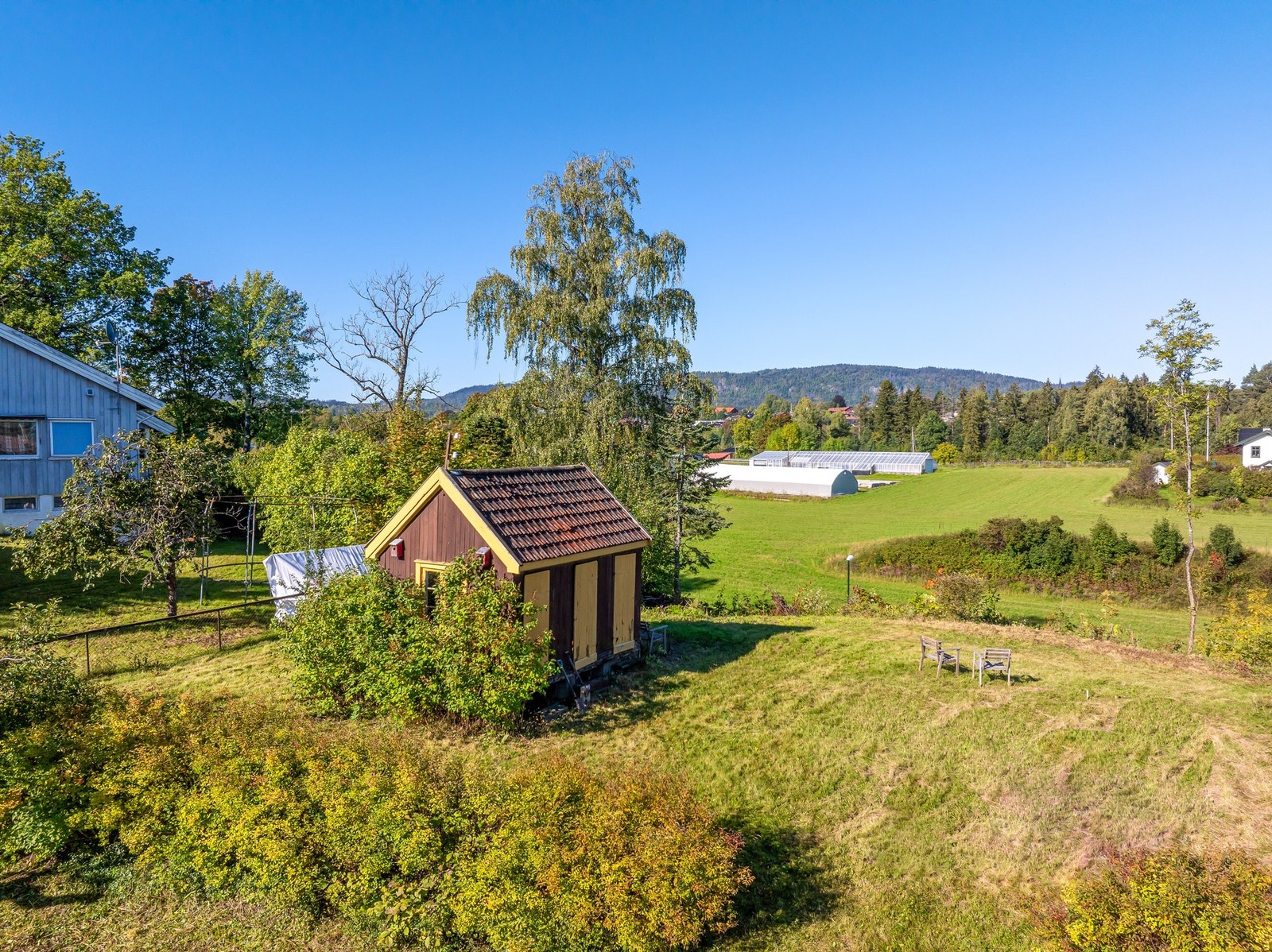 På tomten står det i dag et gammelt utehus. Galleribilde