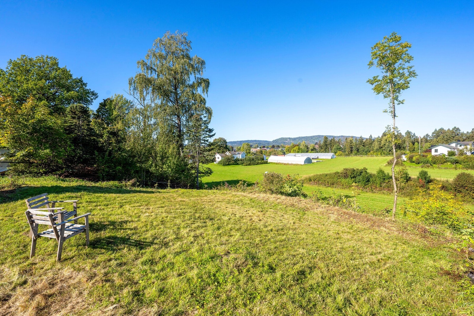 Tomten ligger høyt og fritt med gode solforhold og landlig utsikt. Galleribilde