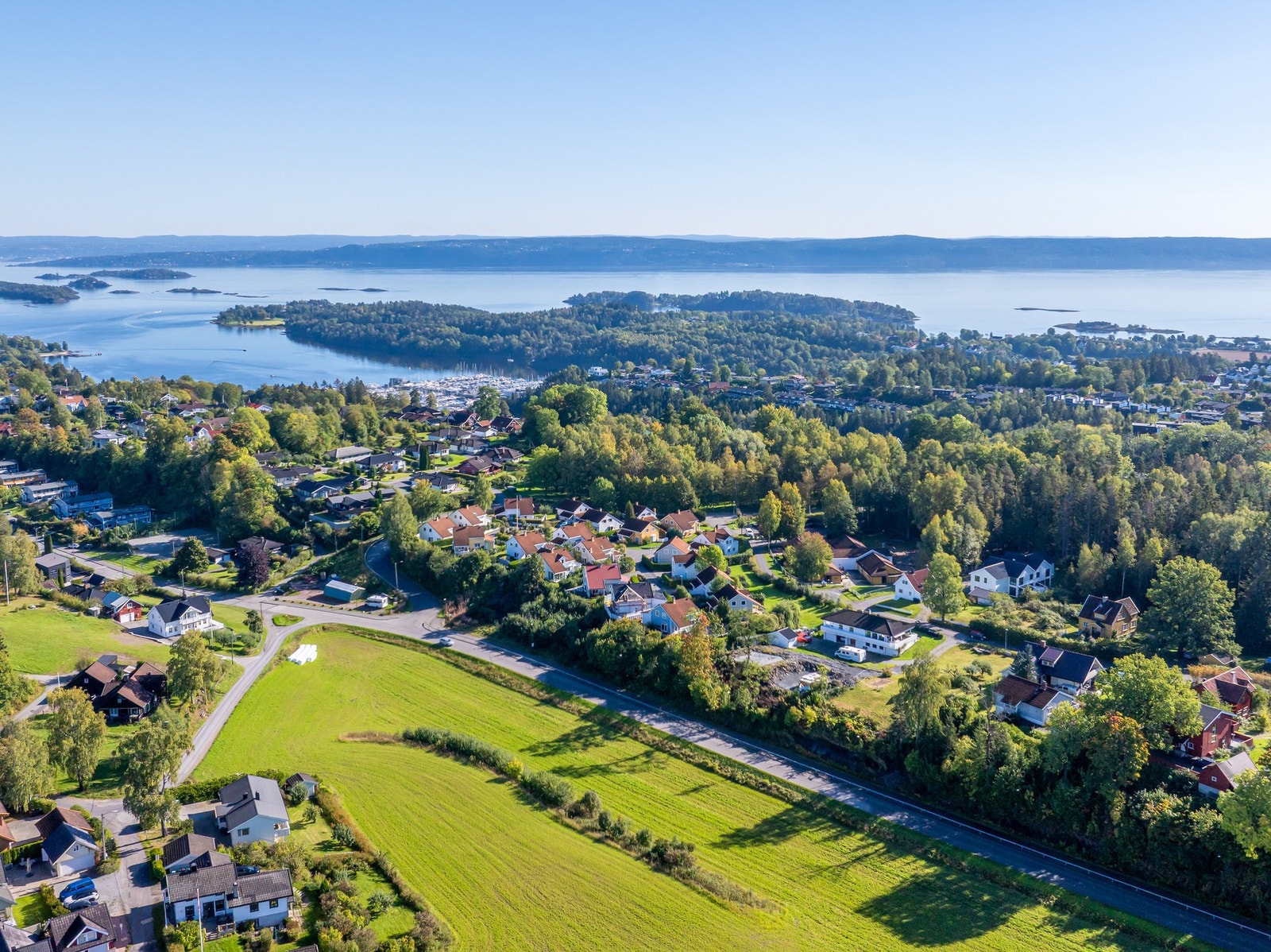 Fra tomten er det en liten sykkeltur ned til sjøen med flere flotte badeplasser. Galleribilde