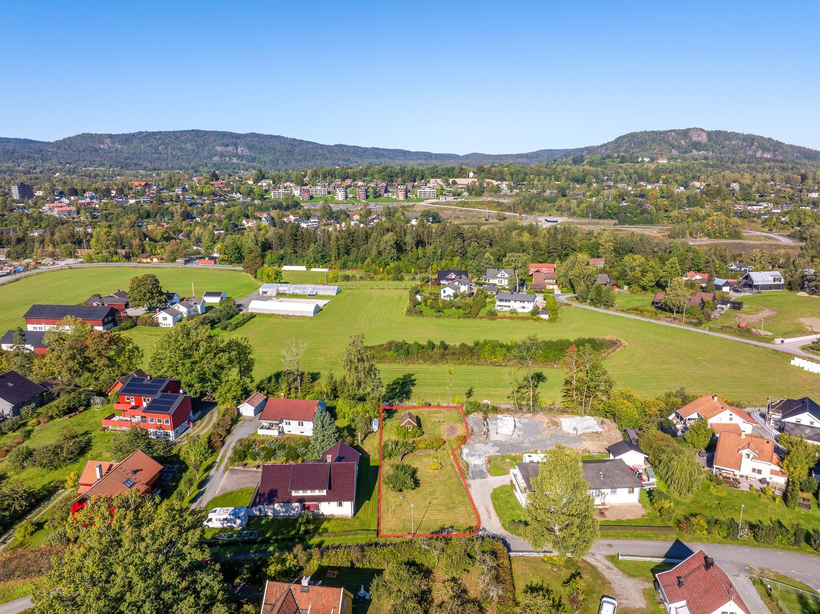 Tomten er på 956 kvm. Vann og avløp ligger i tomtegrensen. Galleribilde