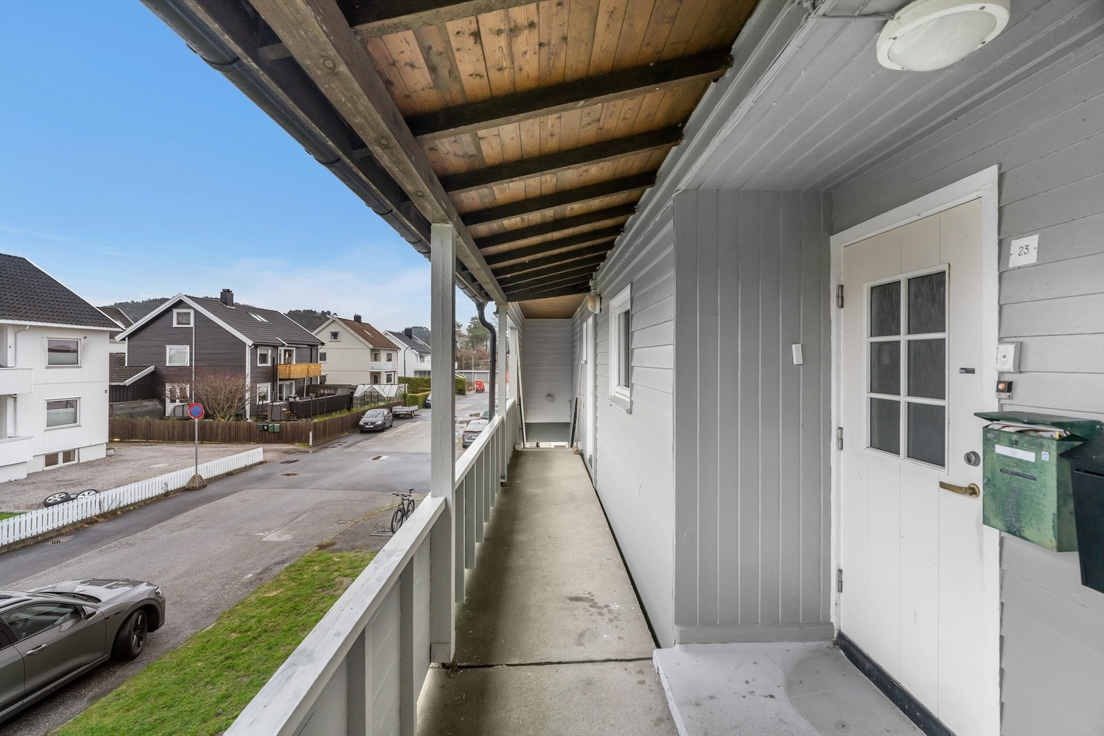 Trappeadkomst til leilighetens inngangsparti i 2. etasje Galleribilde