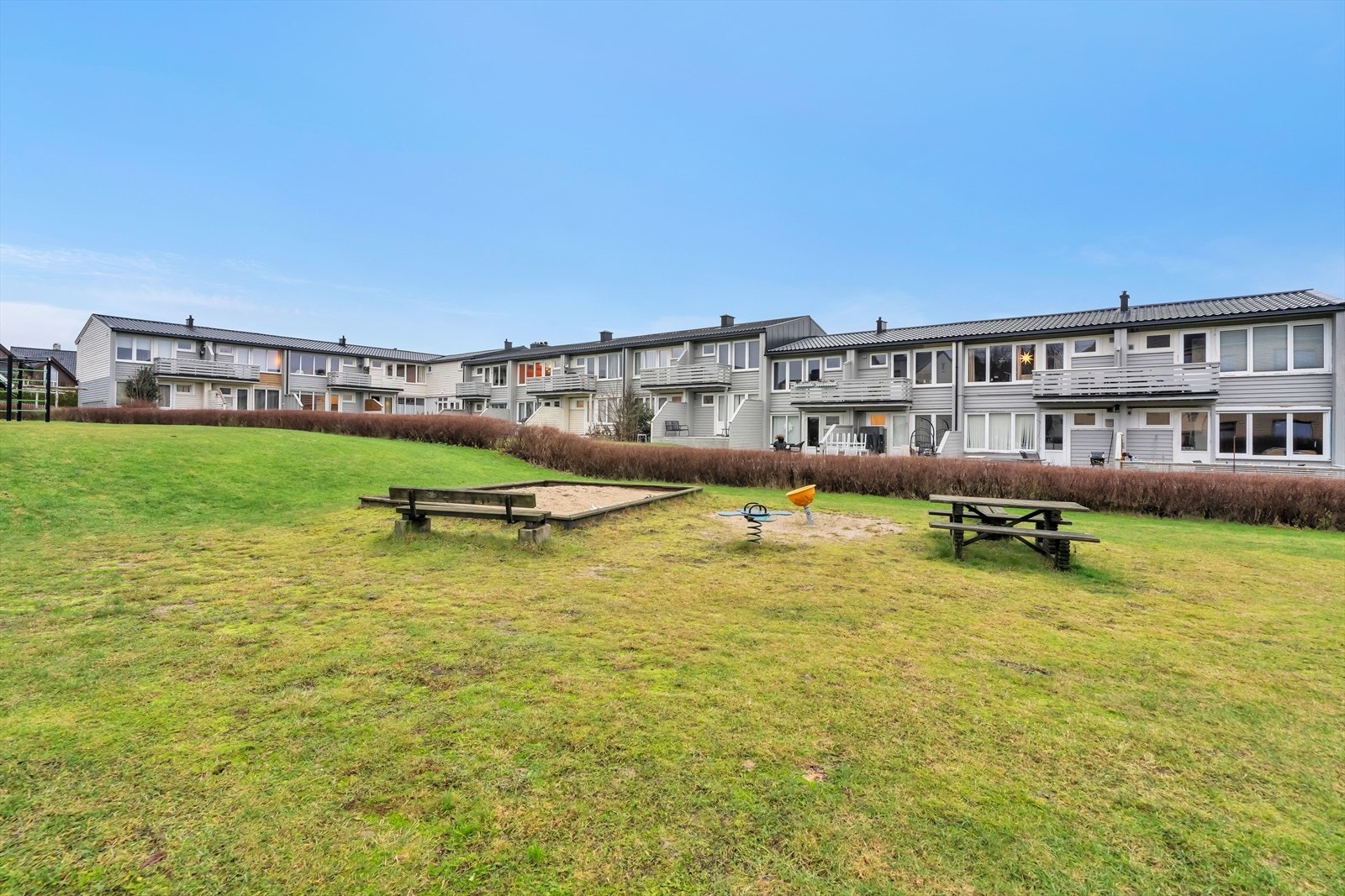 Eiendommen grenser til stort friområde Galleribilde