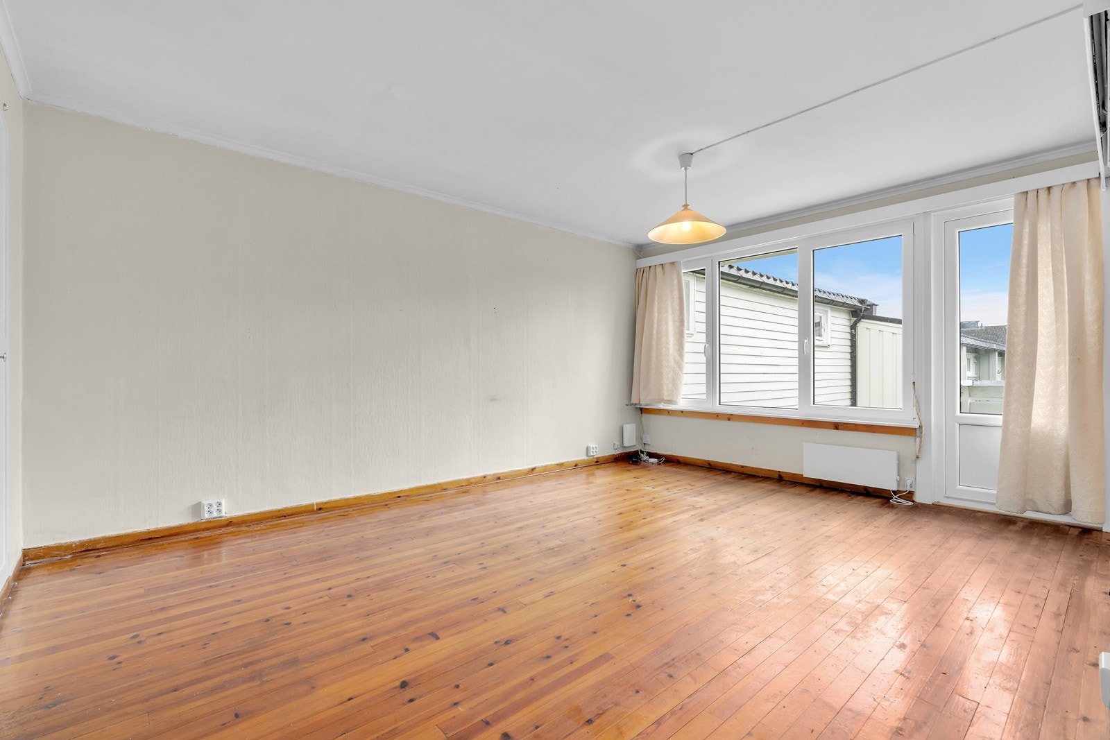 Stue med originalt furugulv og eldre overflater Galleribilde