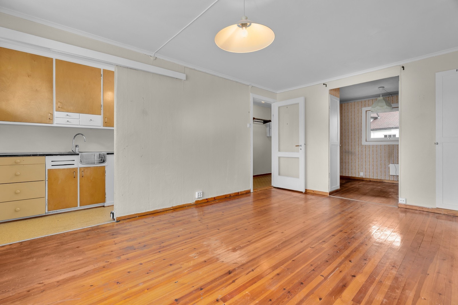 Delvis åpen løsning til kjøkken og sovealkove Galleribilde