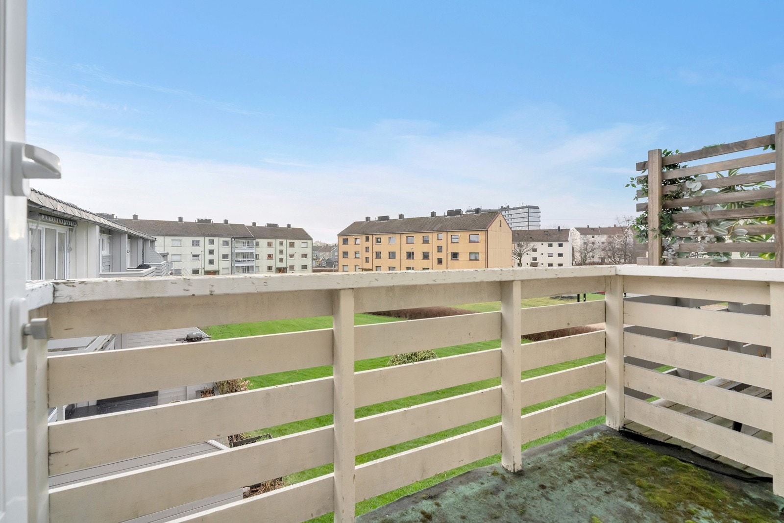 Sydvest-vendt, solrik balkong på 3 kvm Galleribilde