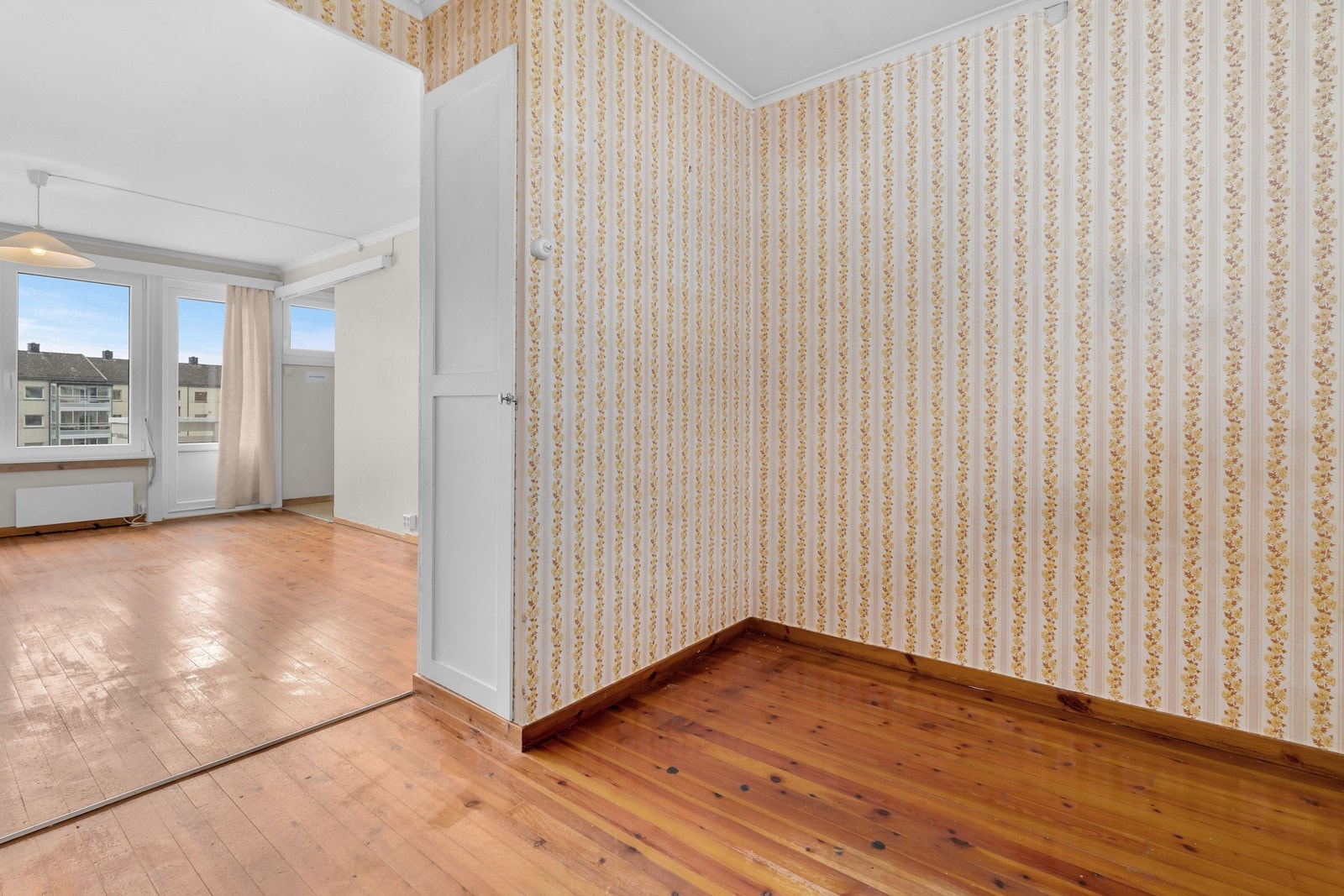 Alkoven er skjermet med skap/kott Galleribilde