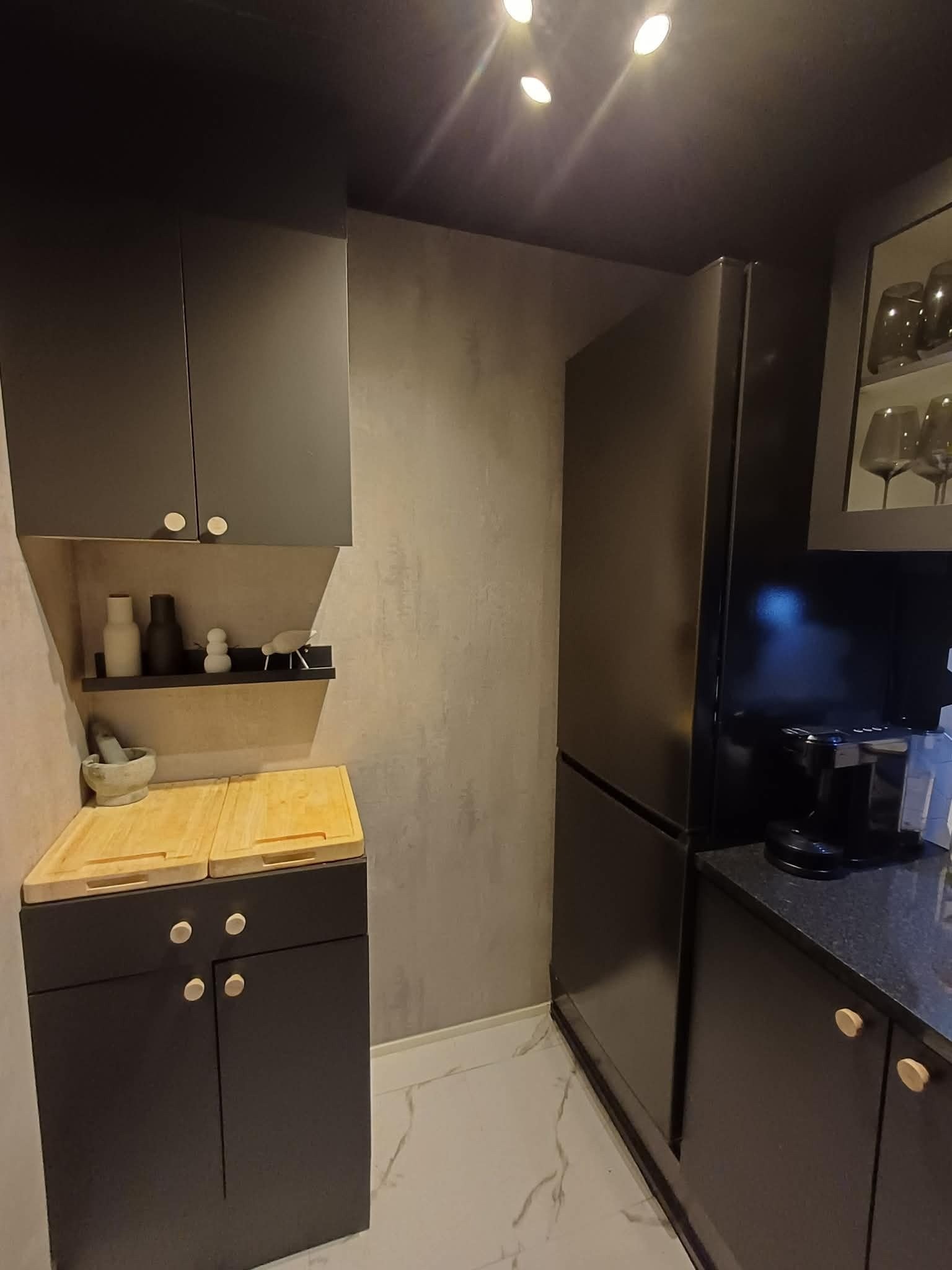 Grovkjøkken med kjøleskap, vask og skapplass Galleribilde