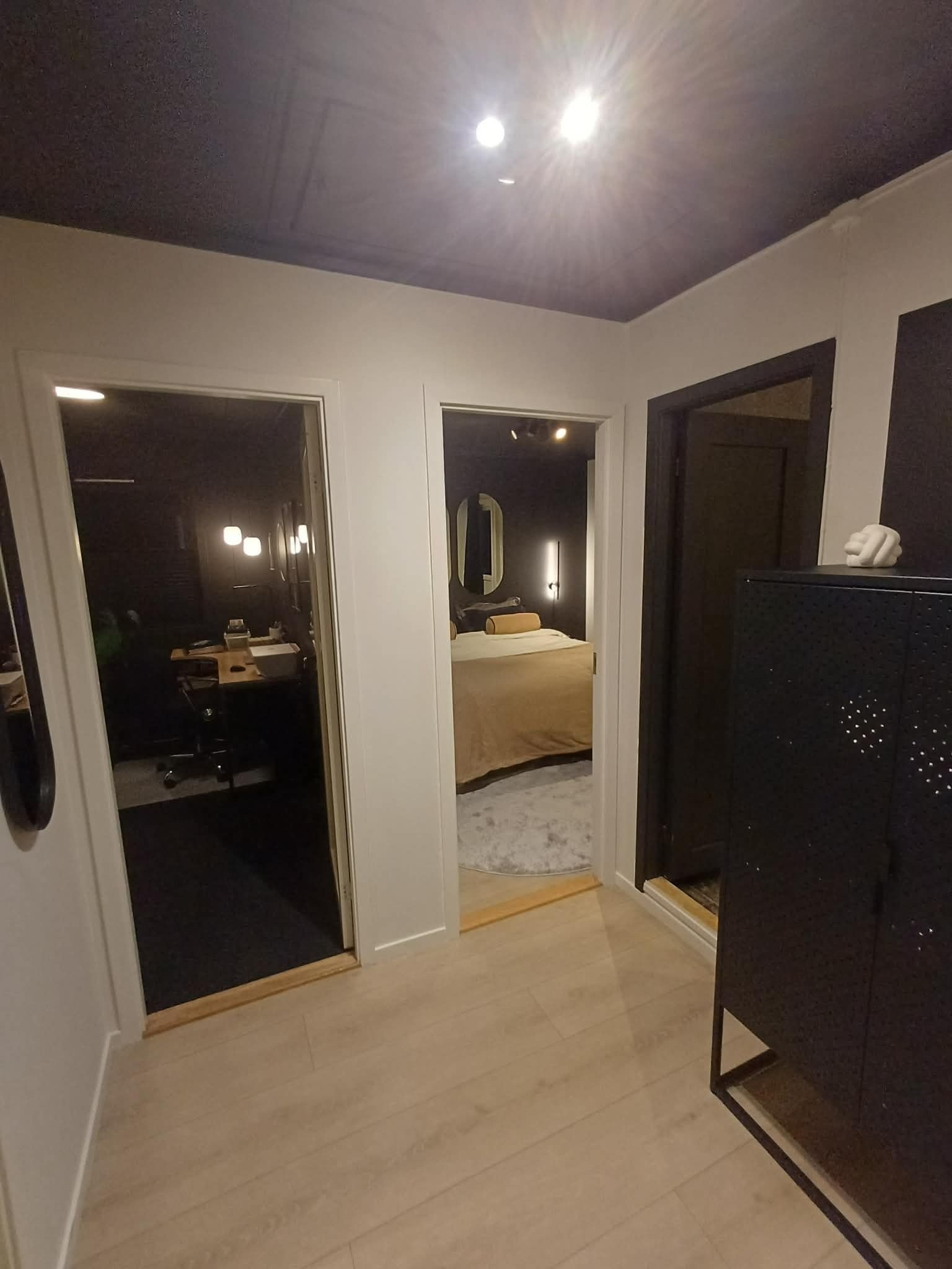 Gang mellom bad, grovkjøkken, soverom og kontor Galleribilde