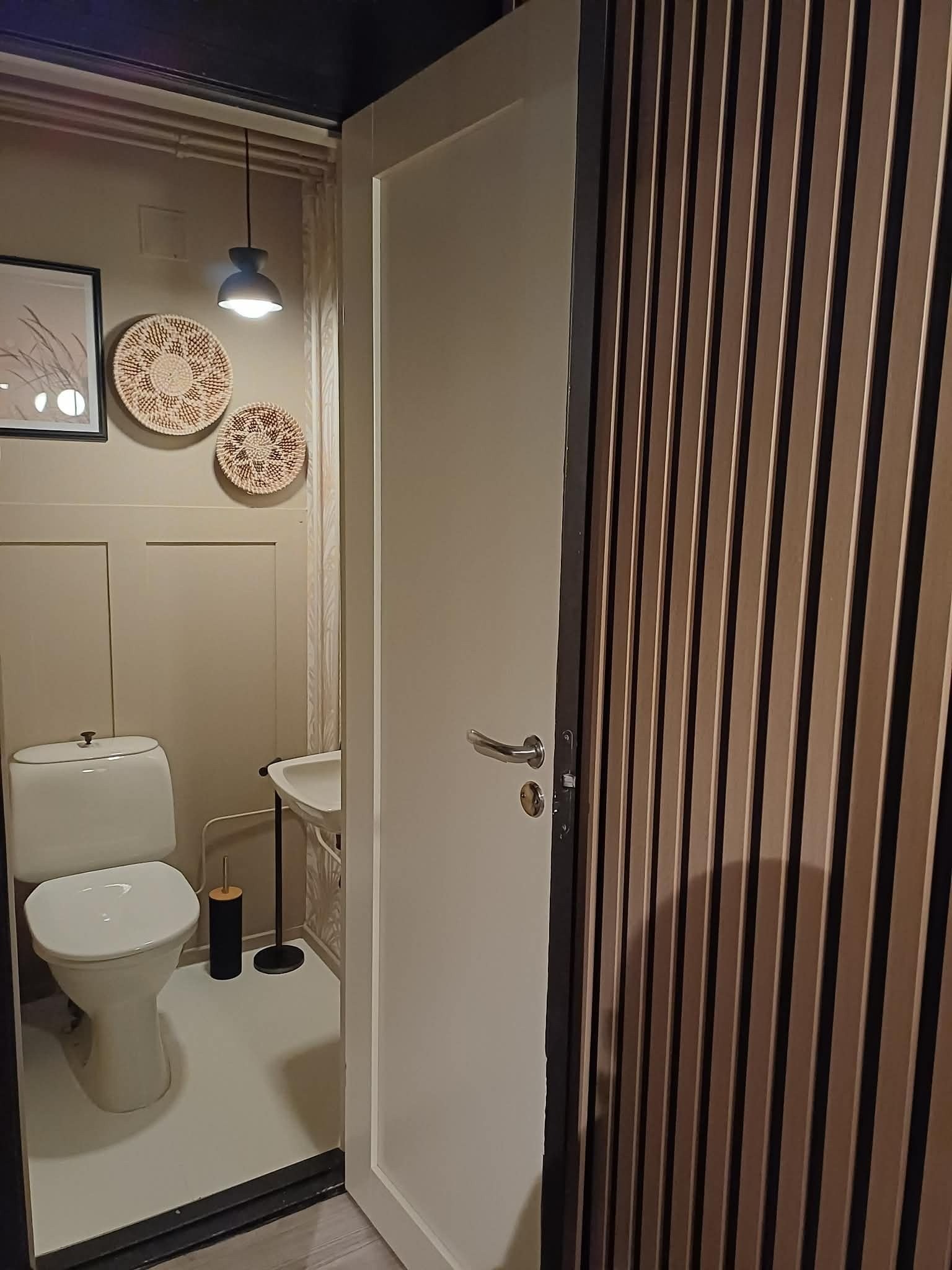 Toalett i kjelleretasje Galleribilde