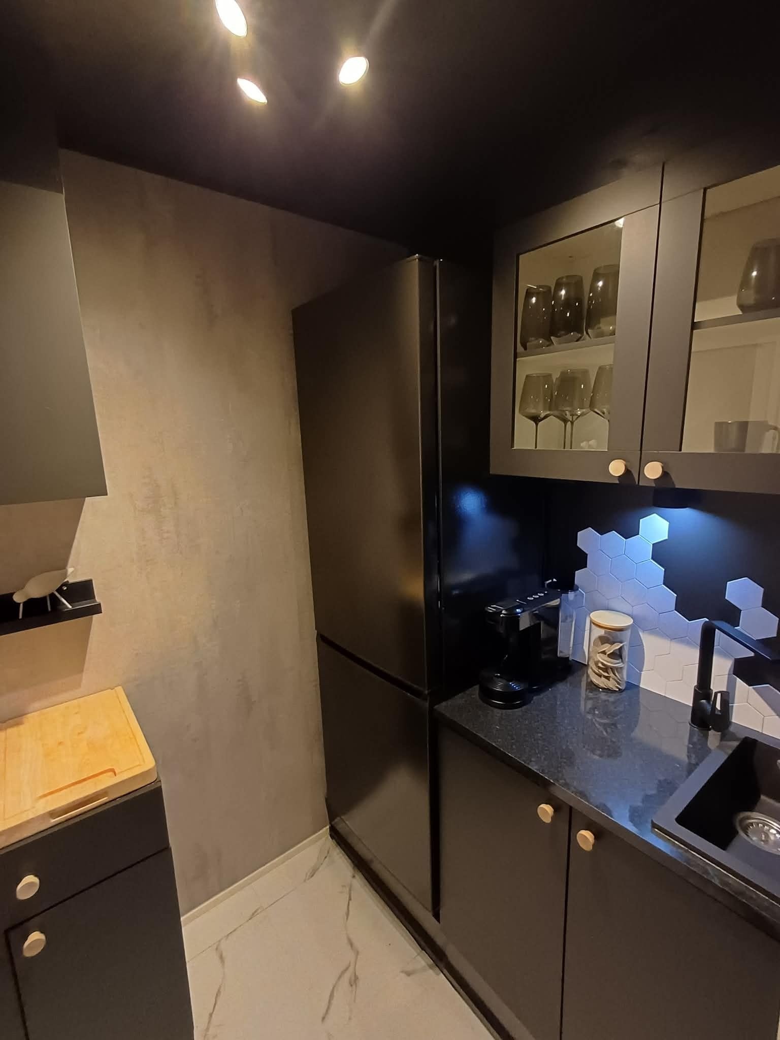 Grovkjøkken med kjøleskap, vask og skapplass Galleribilde