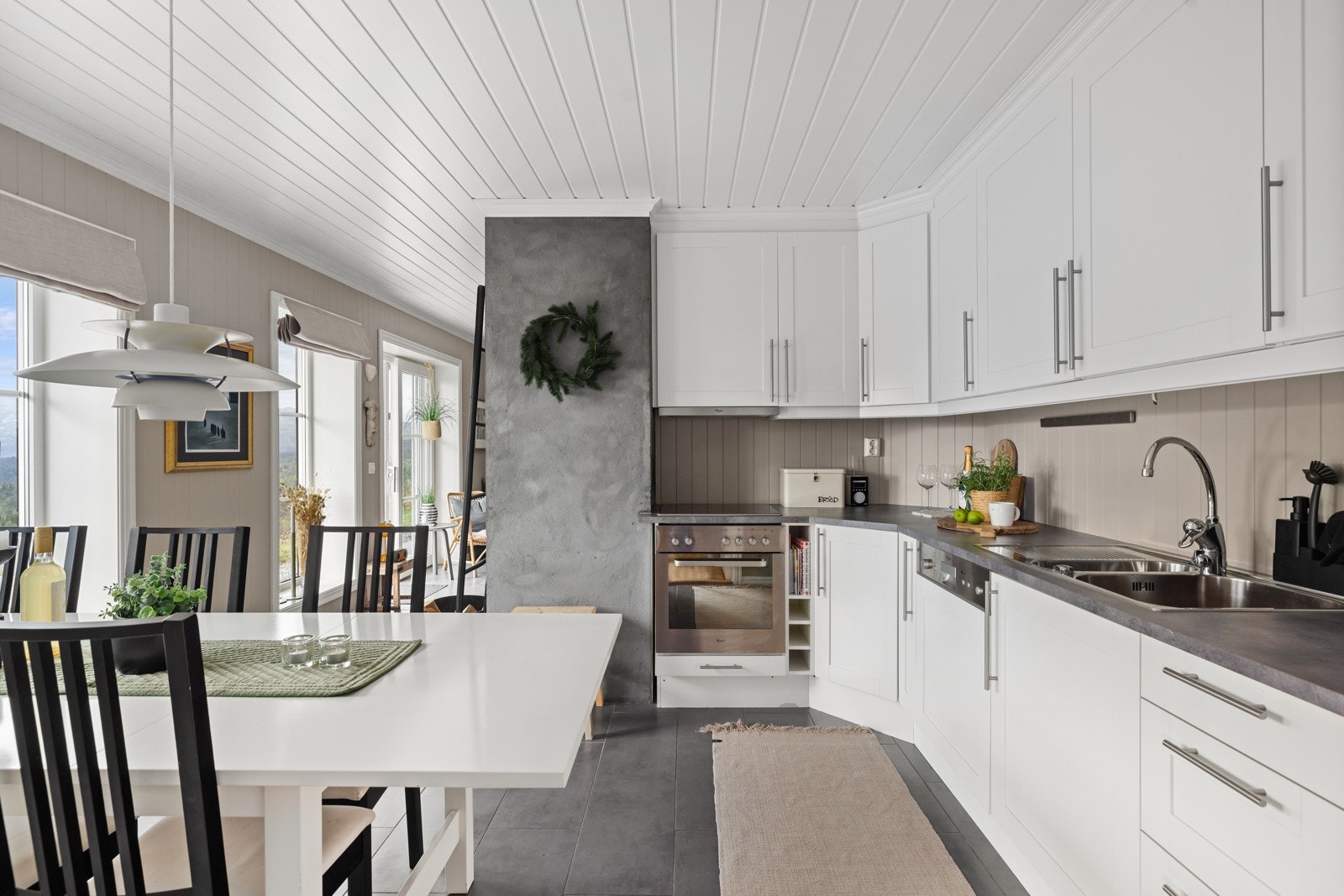 Kjøkkenet er pent og klassisk, samt praktisk designet i vinkelform som gir effektive arbeidsflater og god benkeplass Galleribilde