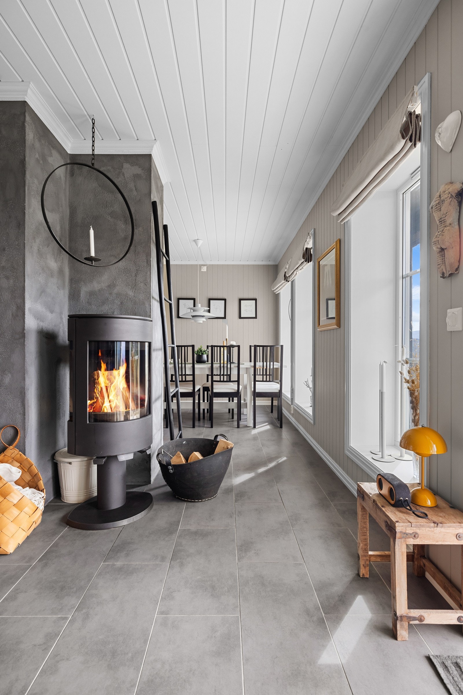 Sentralt i stuen er en flott og moderne peisovn Galleribilde