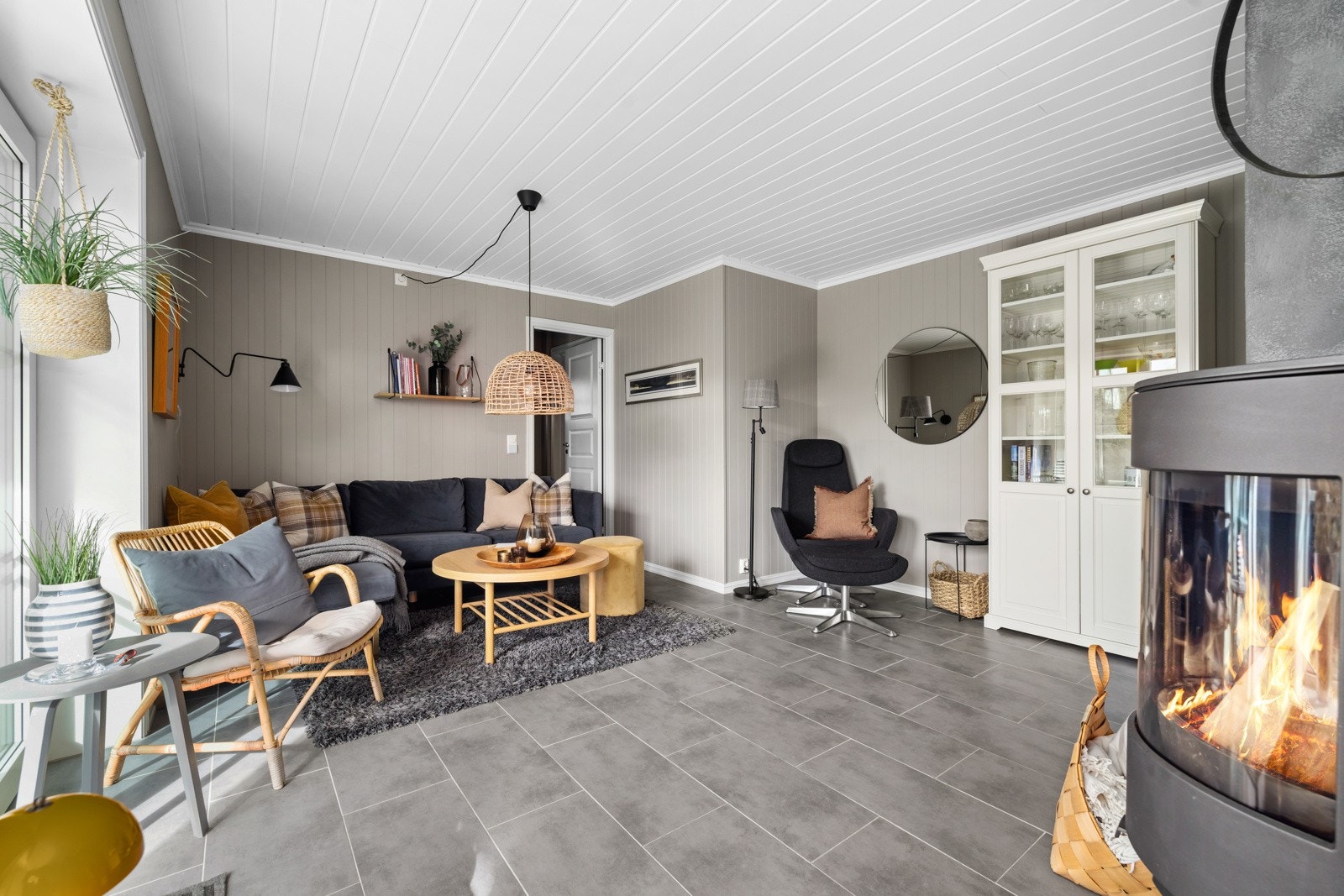 Leiligheten har varmekabler i gulv og en lekker peisovn som gir ekstra hygge Galleribilde