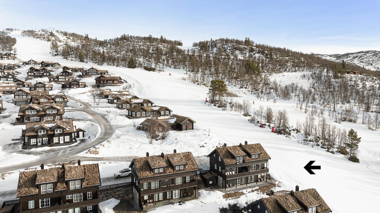 Svært god internplassering ytterst mot alpinbakken! Her får du sol fra morgen til kveld, store uteområder og ski inn/ut i alpinanlegget Galleribilde