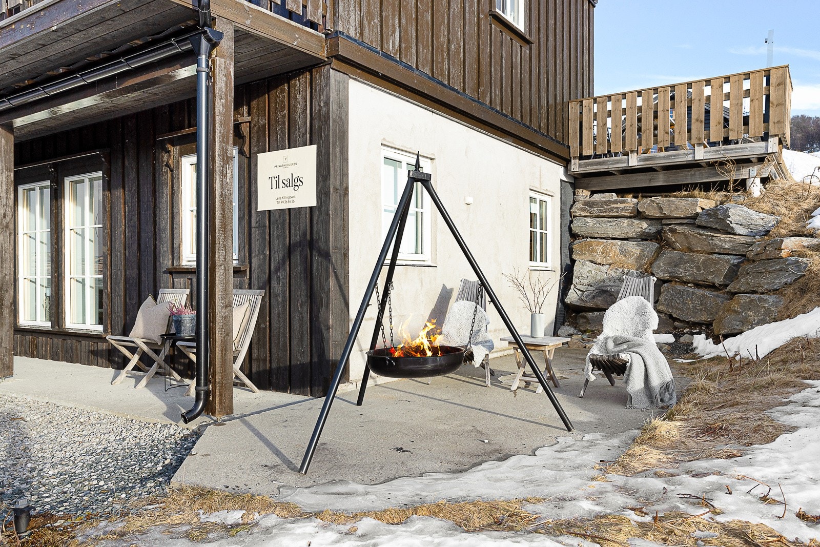 Romslig markterrasse som er lun og solrik. Her har man plass til flere sittegrupper og solstoler Galleribilde