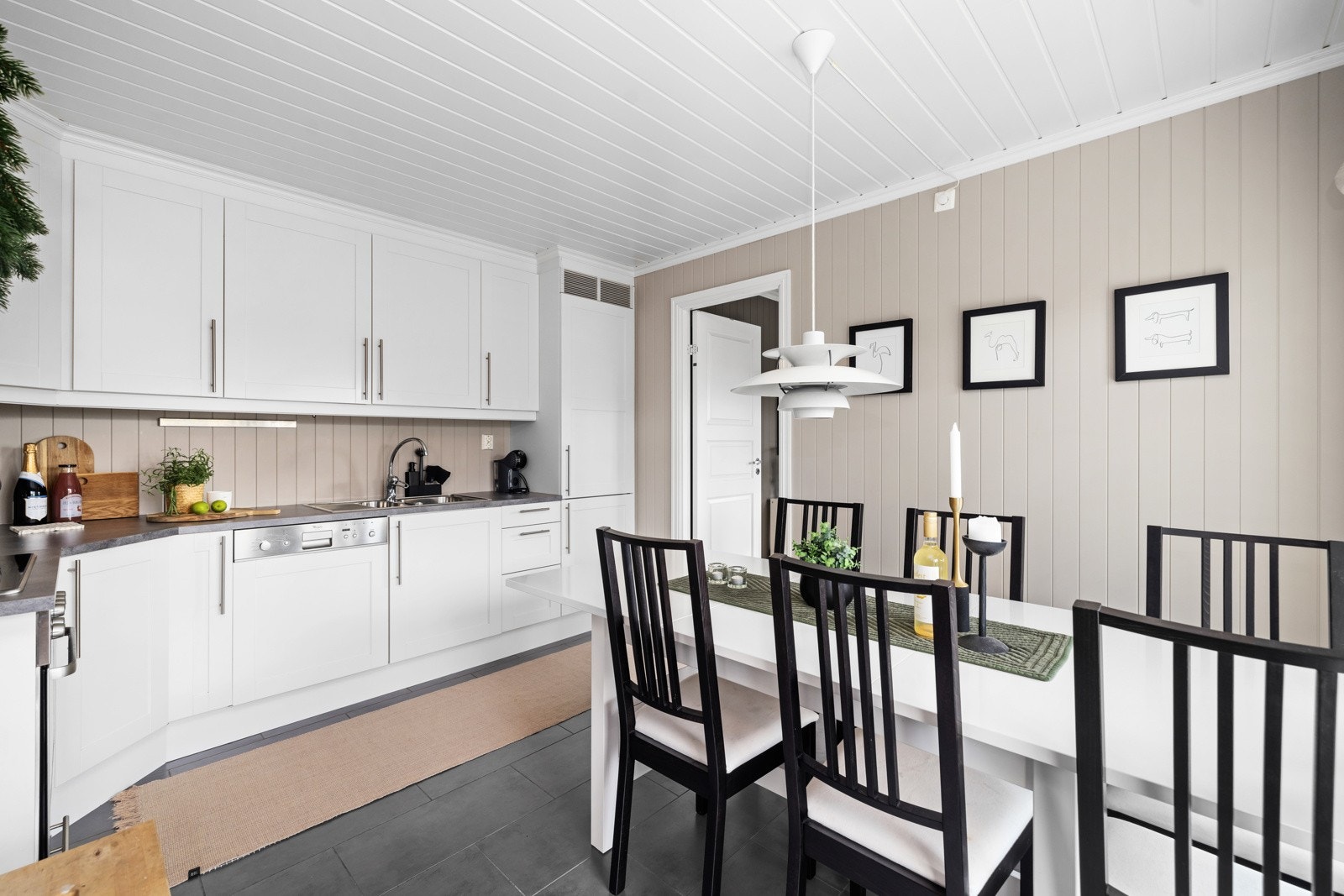 Det er god plass til spiseavdeling for 6-8 personer i tilknytning til kjøkkenet Galleribilde