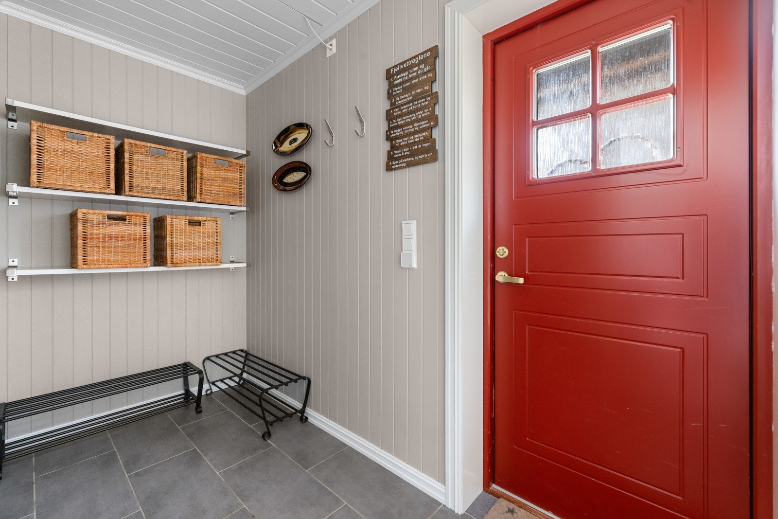 Romslig gang med god plass til tøy Galleribilde