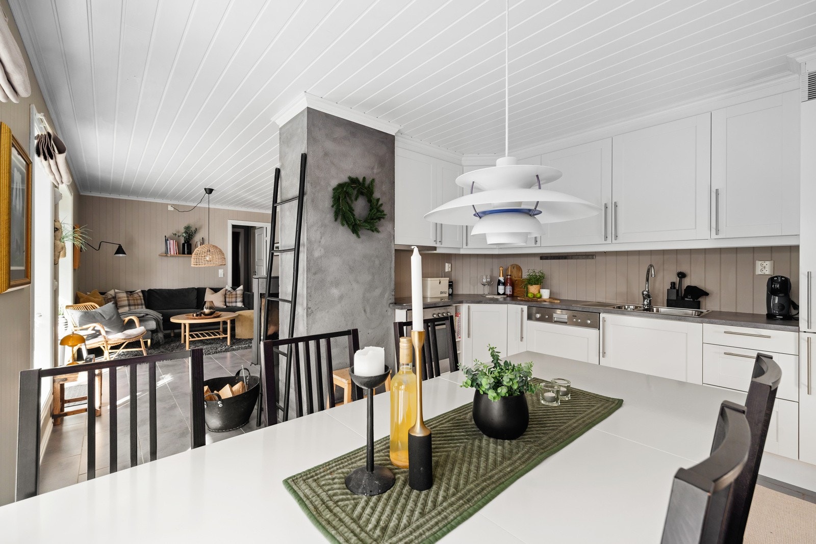 Åpen stue/kjøkken-løsning skaper en sosial og trivelig atmosfære Galleribilde