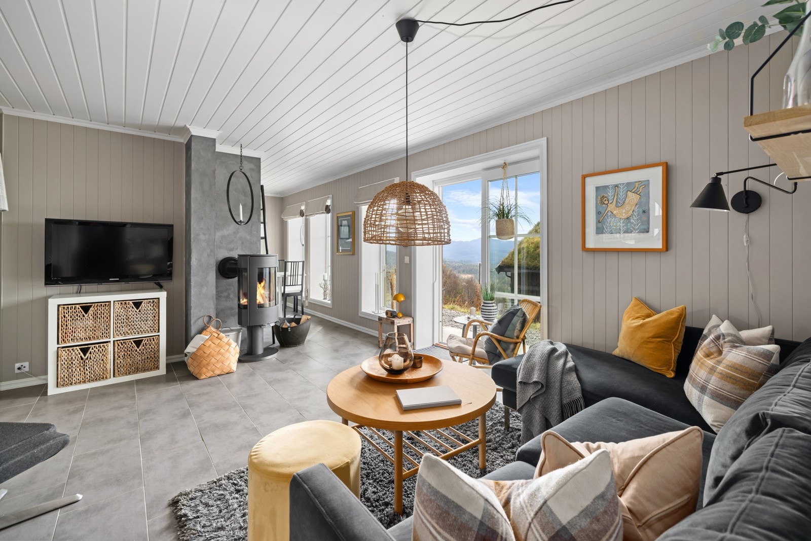 Fra stuen er det direkte utgang til en markterrasse i betong som gir gode sol- og utsiktsforhold mot alpinbakken Galleribilde