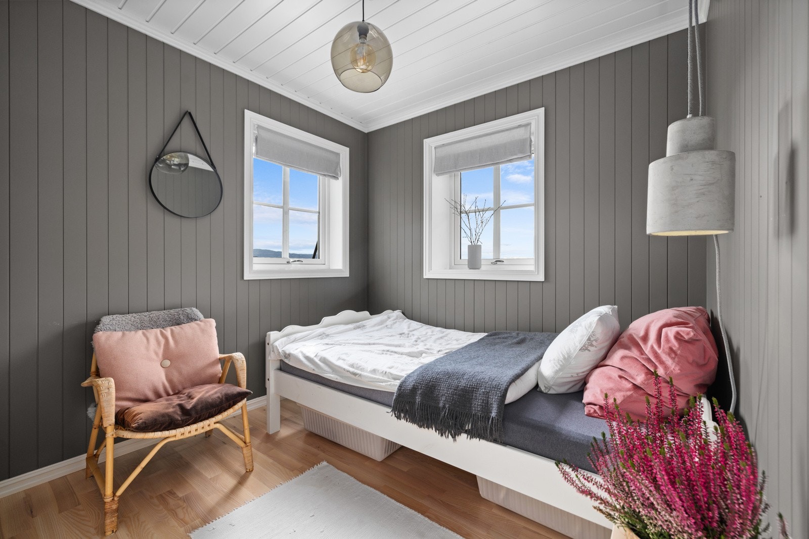 Soverom III er innredet med dobbeltseng. Leiligheten har totalt 7 sengeplasser slik den er innredet i dag Galleribilde