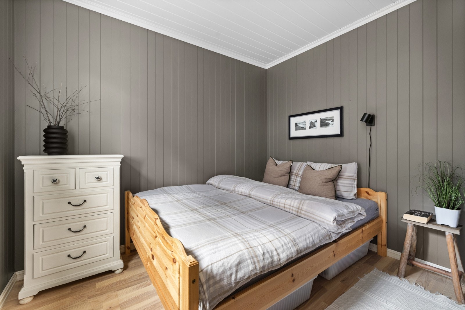 Fritidsboligen har tre pene soverom. Soverom I er innredet som hovedsoverom med dobbeltseng. Plass til kommode eller garderobeskap Galleribilde