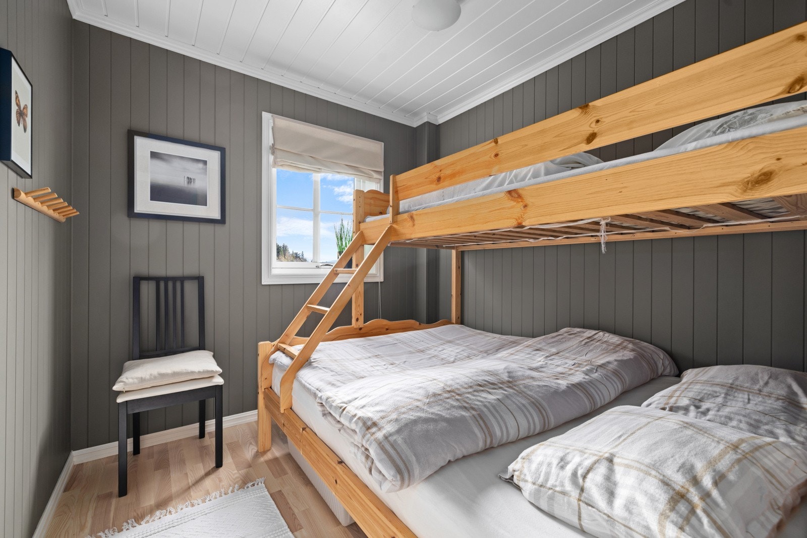 Soverom II er innredet med familiekøye som gir 3 sengeplasser Galleribilde