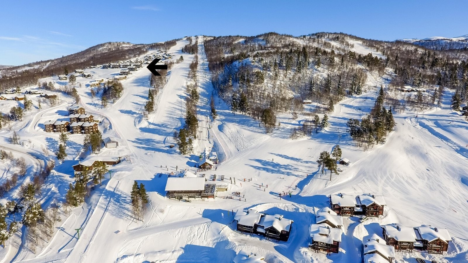 Fra leiligheten kan man skli direkte ut i Raulands Skisenter og velge mellom hele 25 nedfarter i området. Anlegget har off-piste områder, kveldskjøring og snowboard-park Galleribilde
