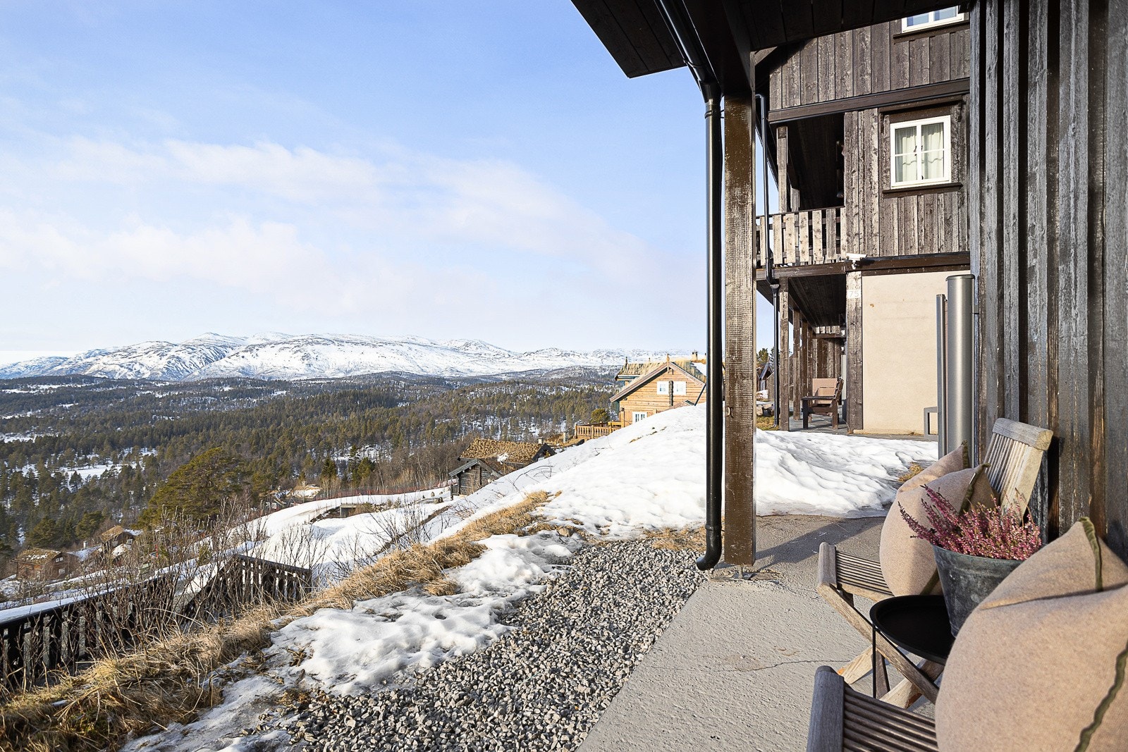 Eiendommen ligger i attraktive Listaullii med panoramautsikt over Langfjellene, Raulandsfjell og innover mot Hardangervidda Galleribilde