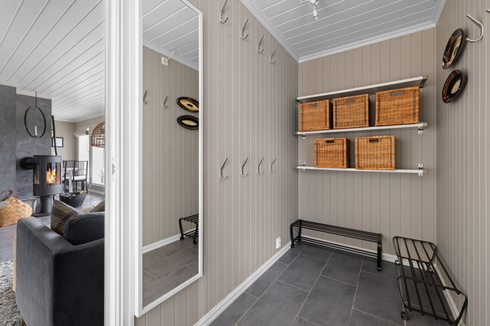 Entreen gir et godt førsteinntrykk av fritidsboligen og er praktisk innredet med knagger og hyller for oppbevaring av klær og sko Galleribilde