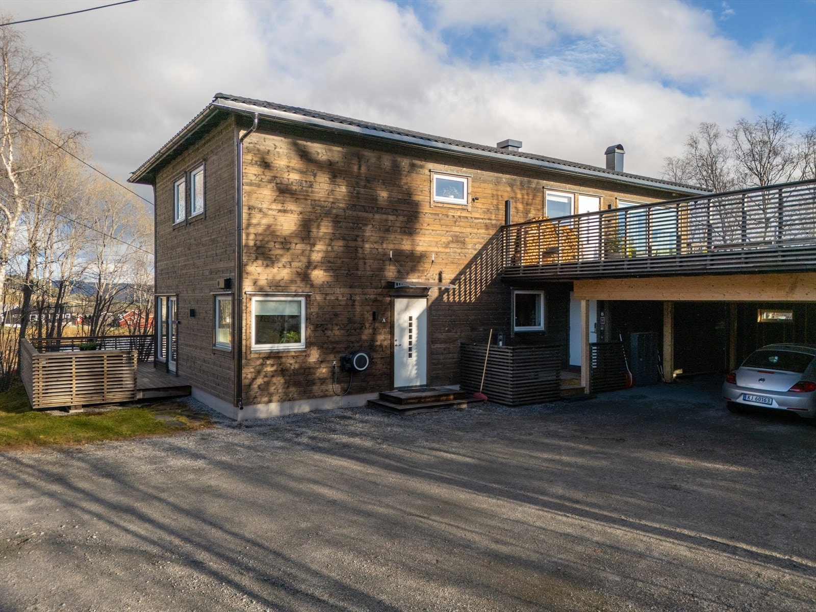 Med leiligheten følger det med elbilader, parkering i carport og en biloppstillingsplass ved siden av garasjen Galleribilde