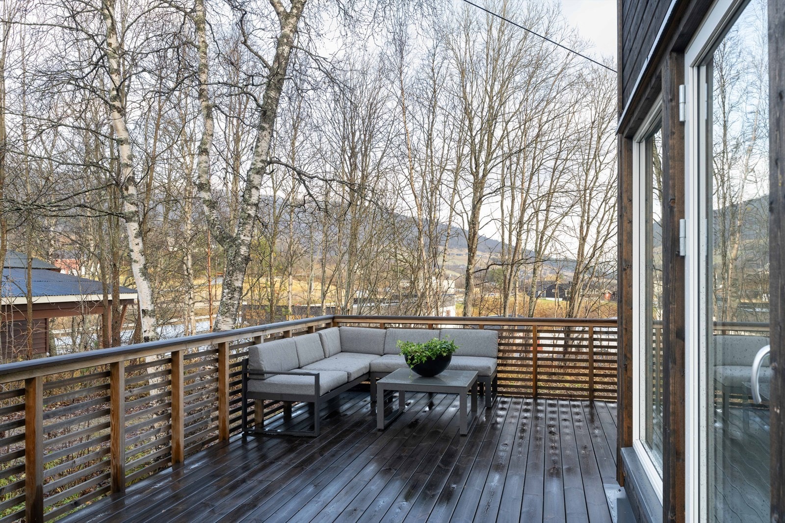 Terrasse mot nord som fanger morgen- og kveldssol. Galleribilde