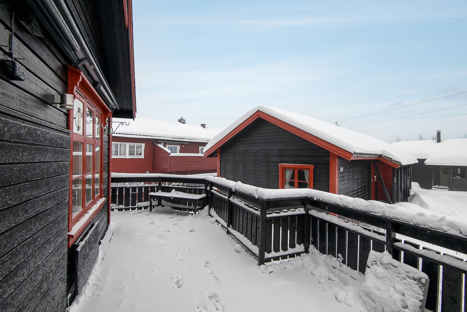 Terrassen ligger sør-/vestvendt og byr derfor på gode solforhold! Galleribilde