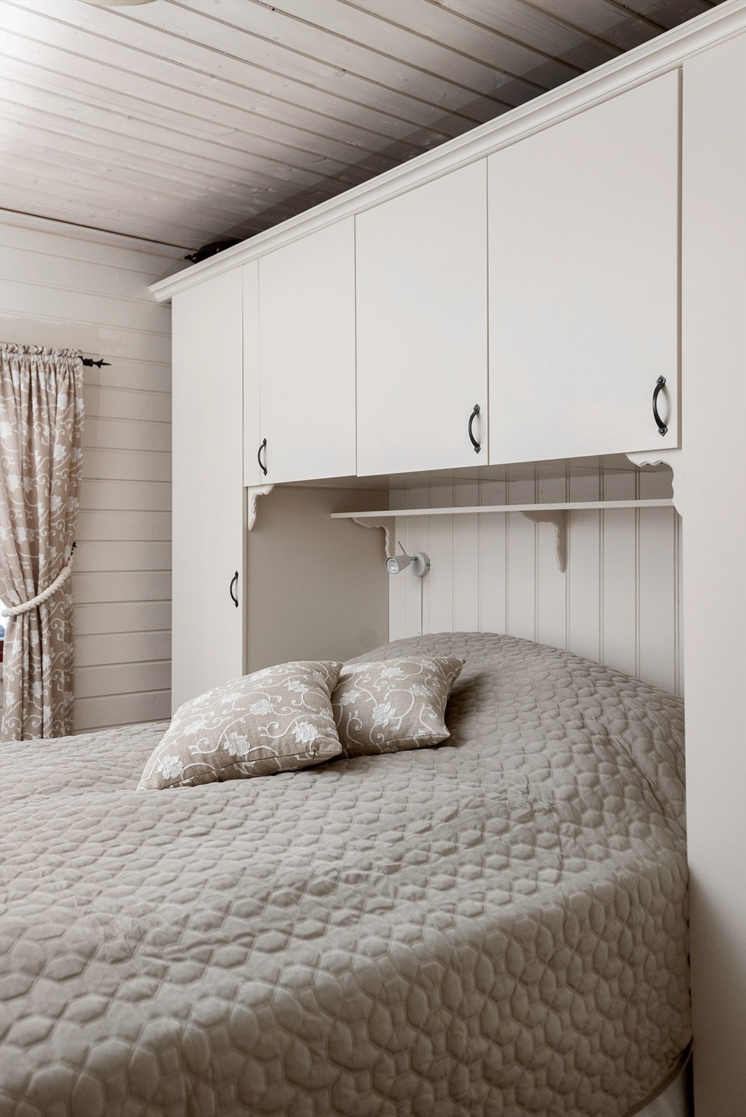 Smart garderobeløsning med skap rundt sengen. Galleribilde