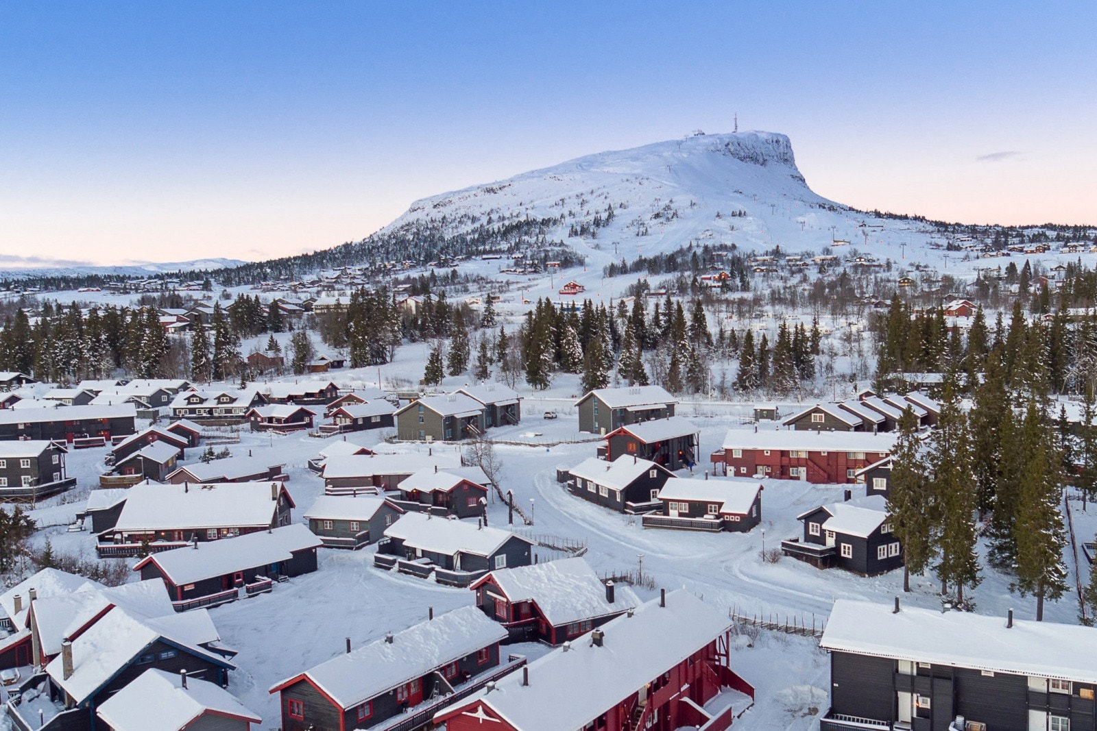 Eiendommen ligger tett på langrennsløyper, alpinbakker, turområder og fiskevann. Galleribilde