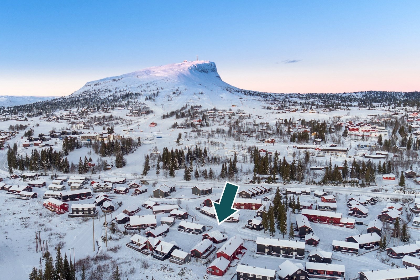 Fjellandsbyen ligger sør-vest i Skeikampen, langs lysløype og i gangavstand til alle fasilitetene Skeikampen har å by på. Galleribilde