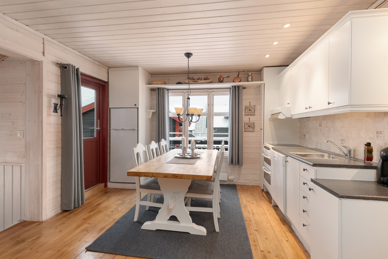 Tidløst kjøkken med glatte fronter og laminat benkeplate. Galleribilde