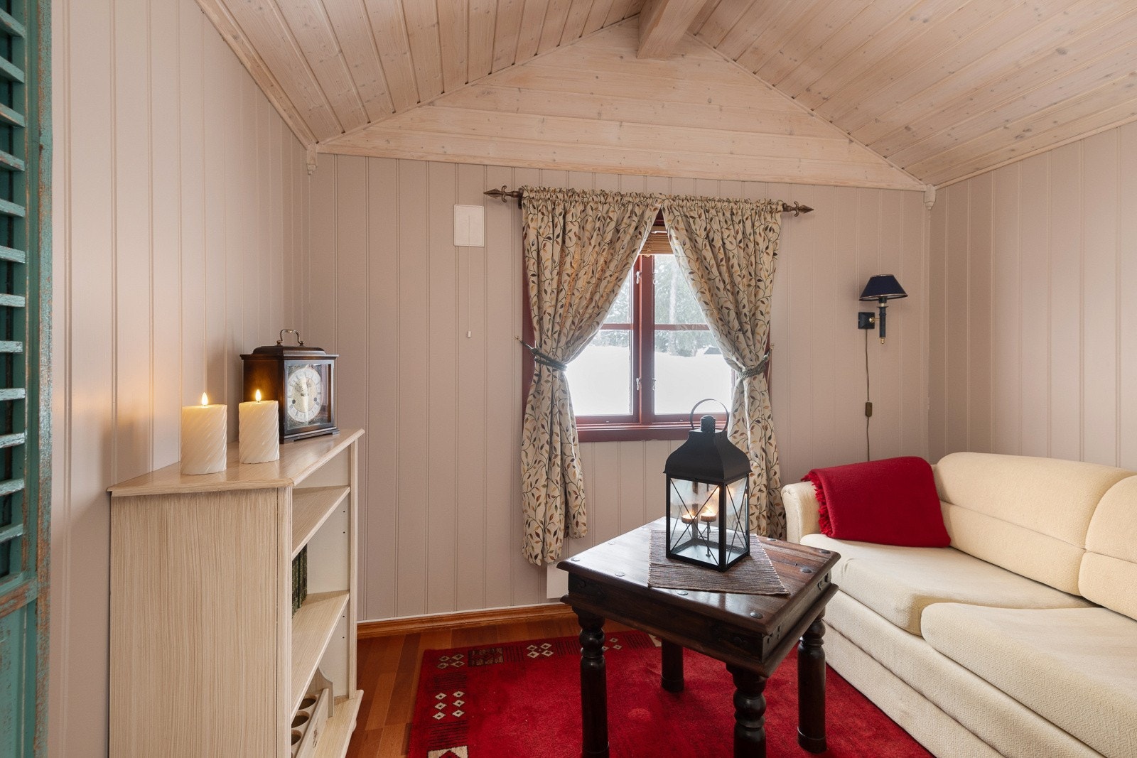 Stuen er delt i 2 soner. Innerst i stuen er det plass til seng/sovesofa eller kontorpult. Galleribilde