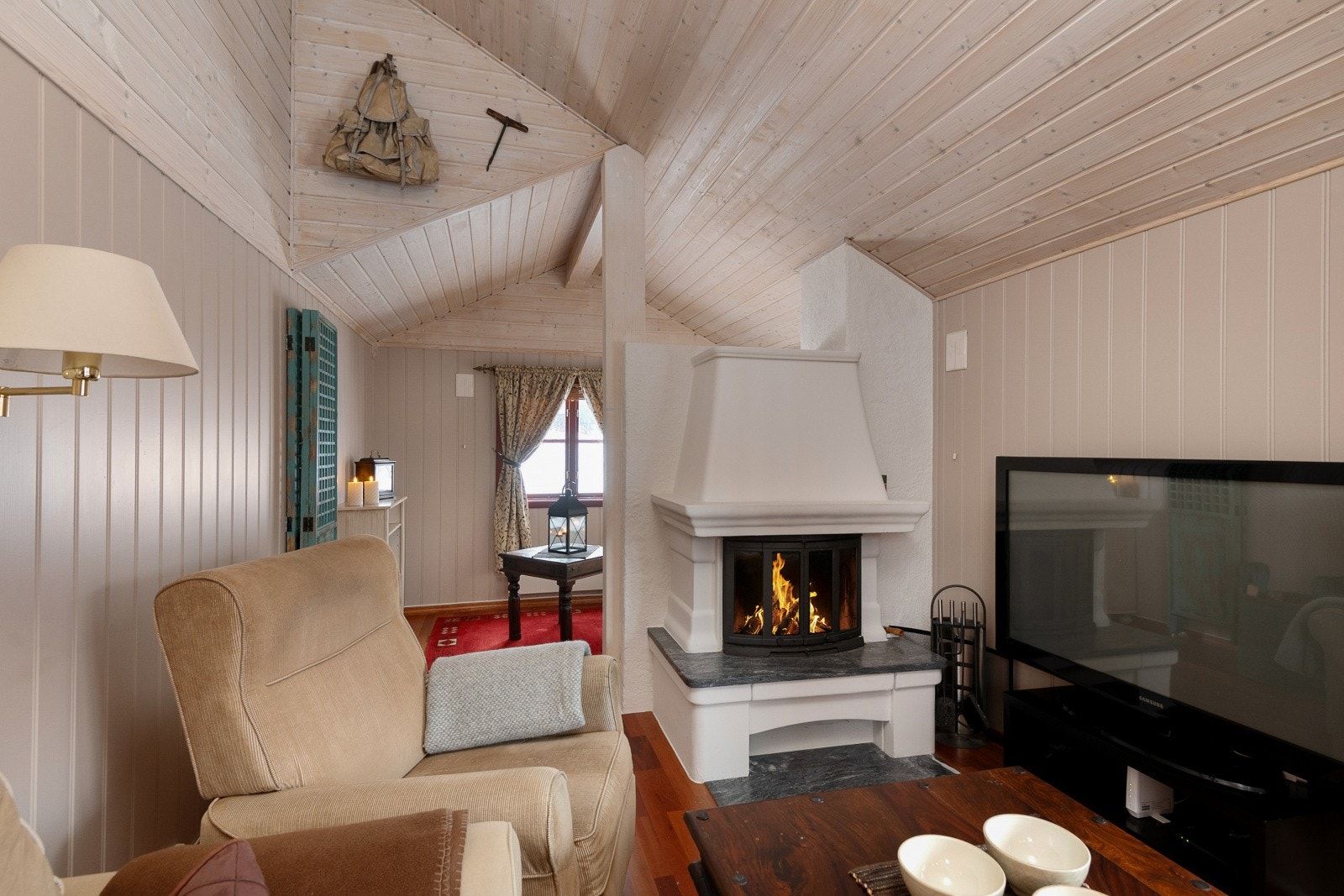 Det er tilrettelagt for sovealkove innerst i stuen. Galleribilde