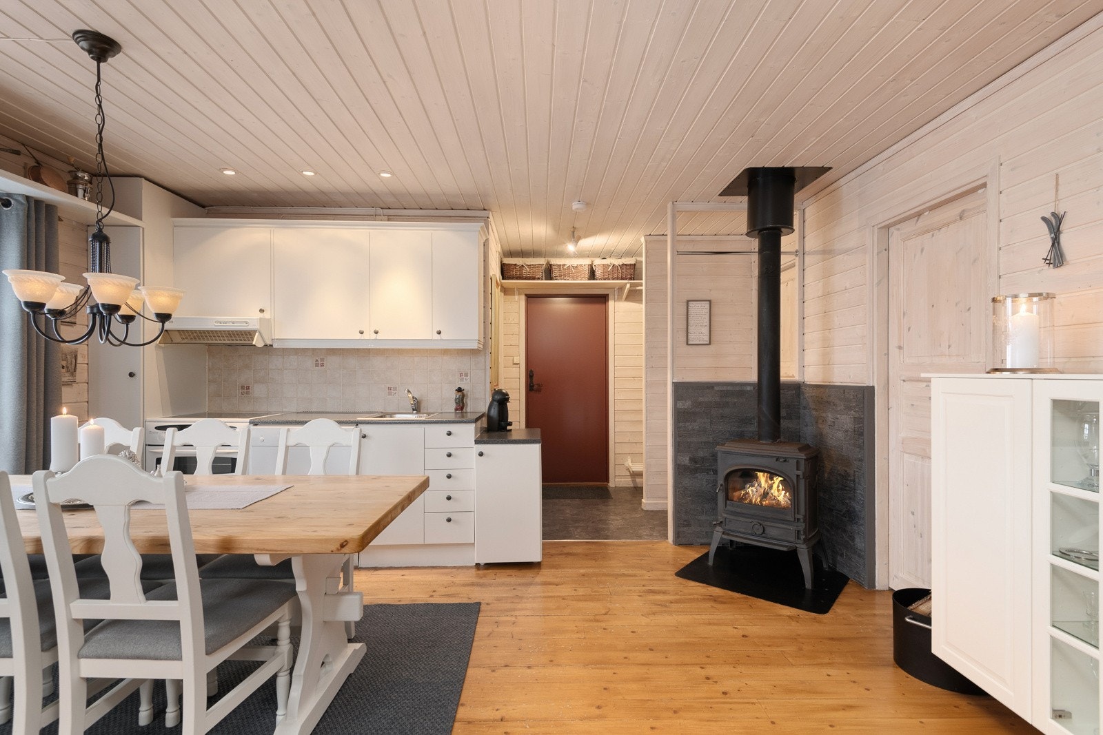 Lyst og pent kjøkken/spisestue. Galleribilde