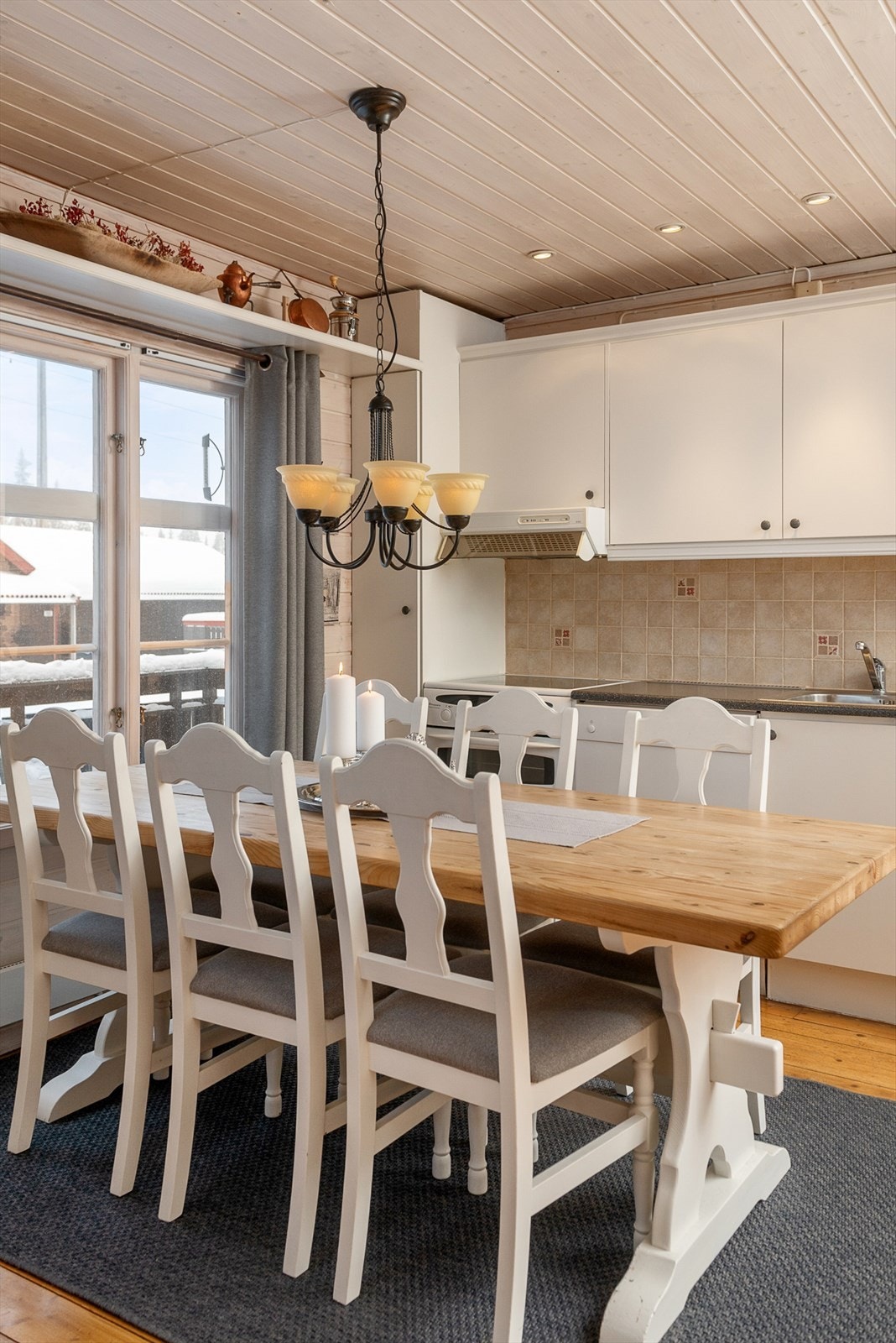 Spisestuen blir et naturlig samlingspunkt for samtaler, god mat og hyggelige spillkvelder. Galleribilde