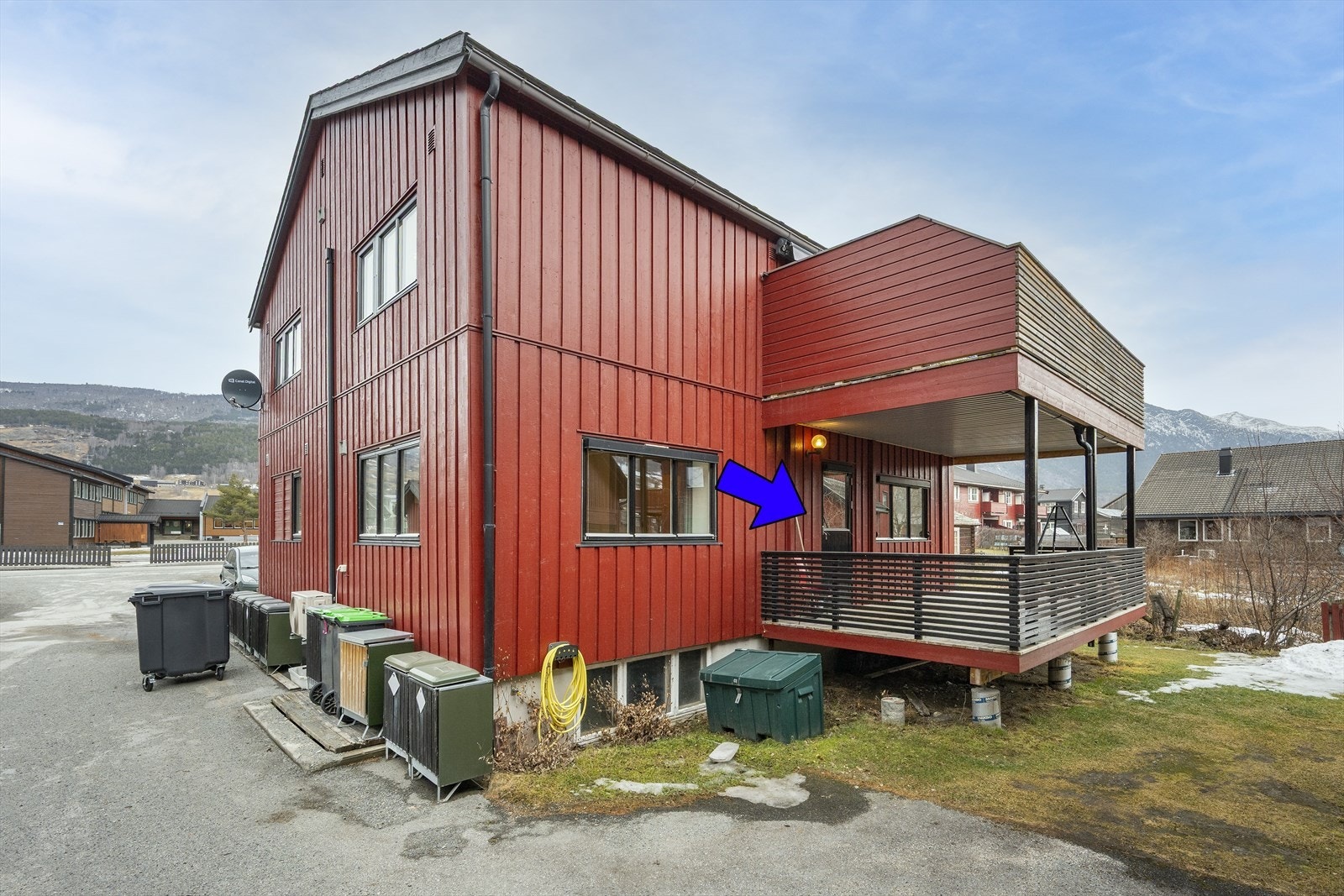 Leiligheten er del av et sameie og ligger i byggets 1. etasje. Galleribilde