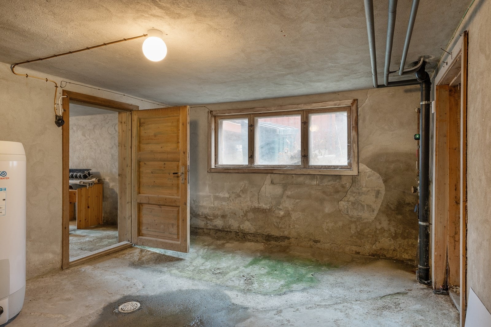 Leiligheten disponerer lagrings- og oppbevaringsplass i kjelleren. De to bodene utenfor felles inngangsdør tilhører leiligheten i 2. etasje. Galleribilde