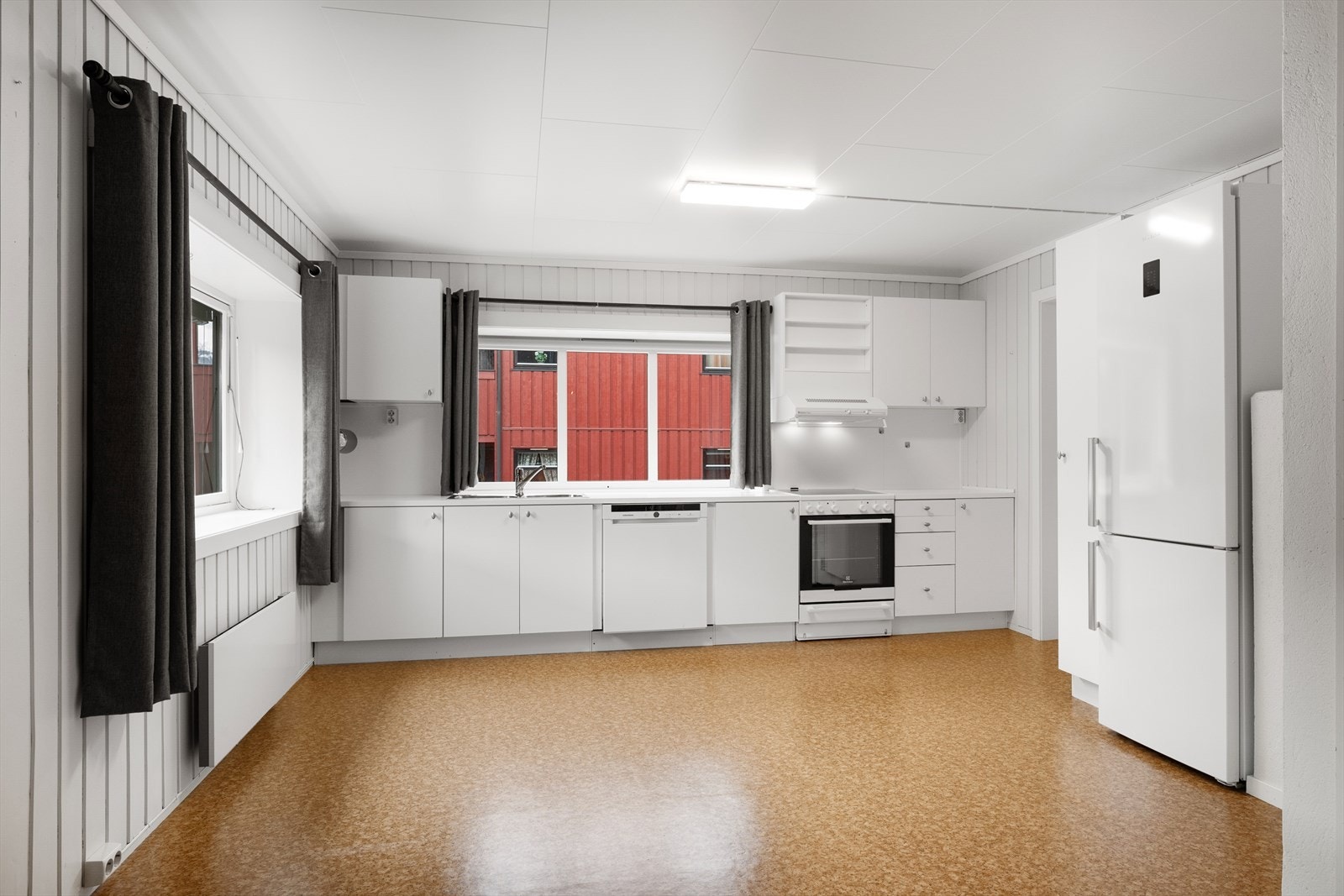 Den lyse innredningen fra 1992 har slette fronter og benkeplate i laminat. Galleribilde