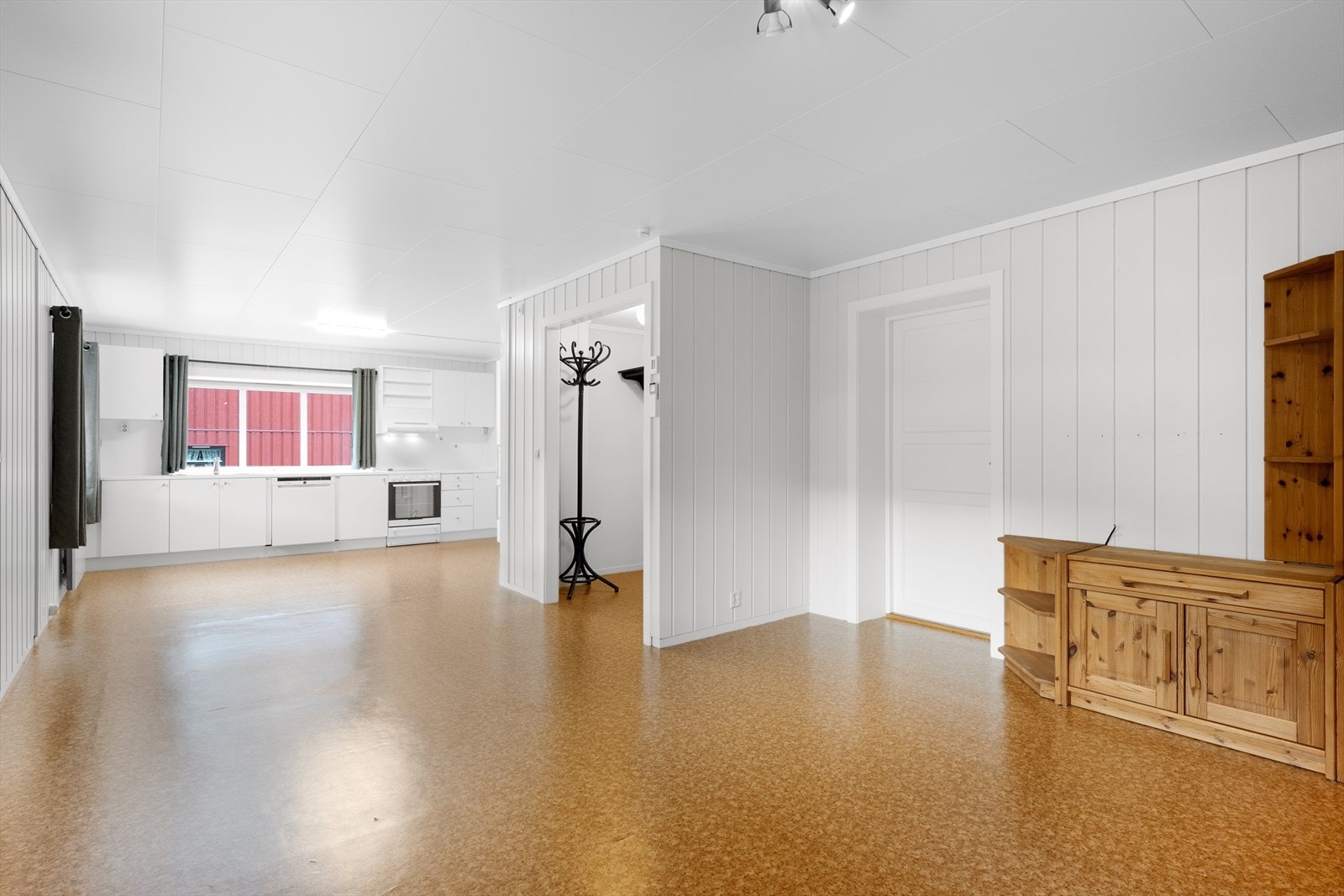 Leiligheten har åpen stue- og kjøkkenløsning. Galleribilde