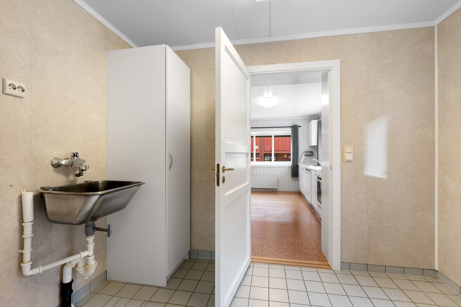 Vaskerommet er enkelt innredet m/stålkum og opplegg for vaskemaskin, samt høyskap. Galleribilde